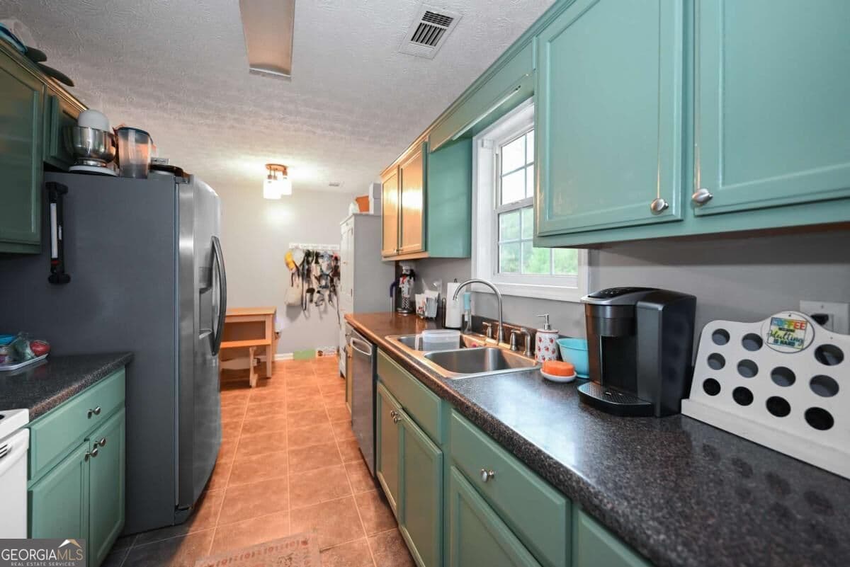 3 bedroom, 2 bathroom, 1,212 sq ft single family residence for sale at 36 Waterview Drive, Lagrange, GA 30240 — photo 9