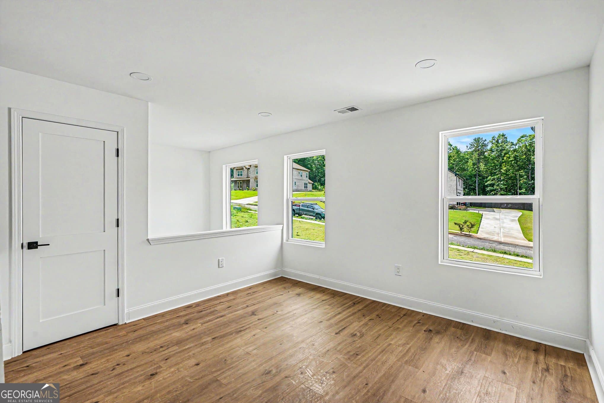 5 bedroom, 4.5 bathroom, 4,493 sq ft single family residence for sale at 1013 Queens Bridge Way, Griffin, GA 30223 — photo 6