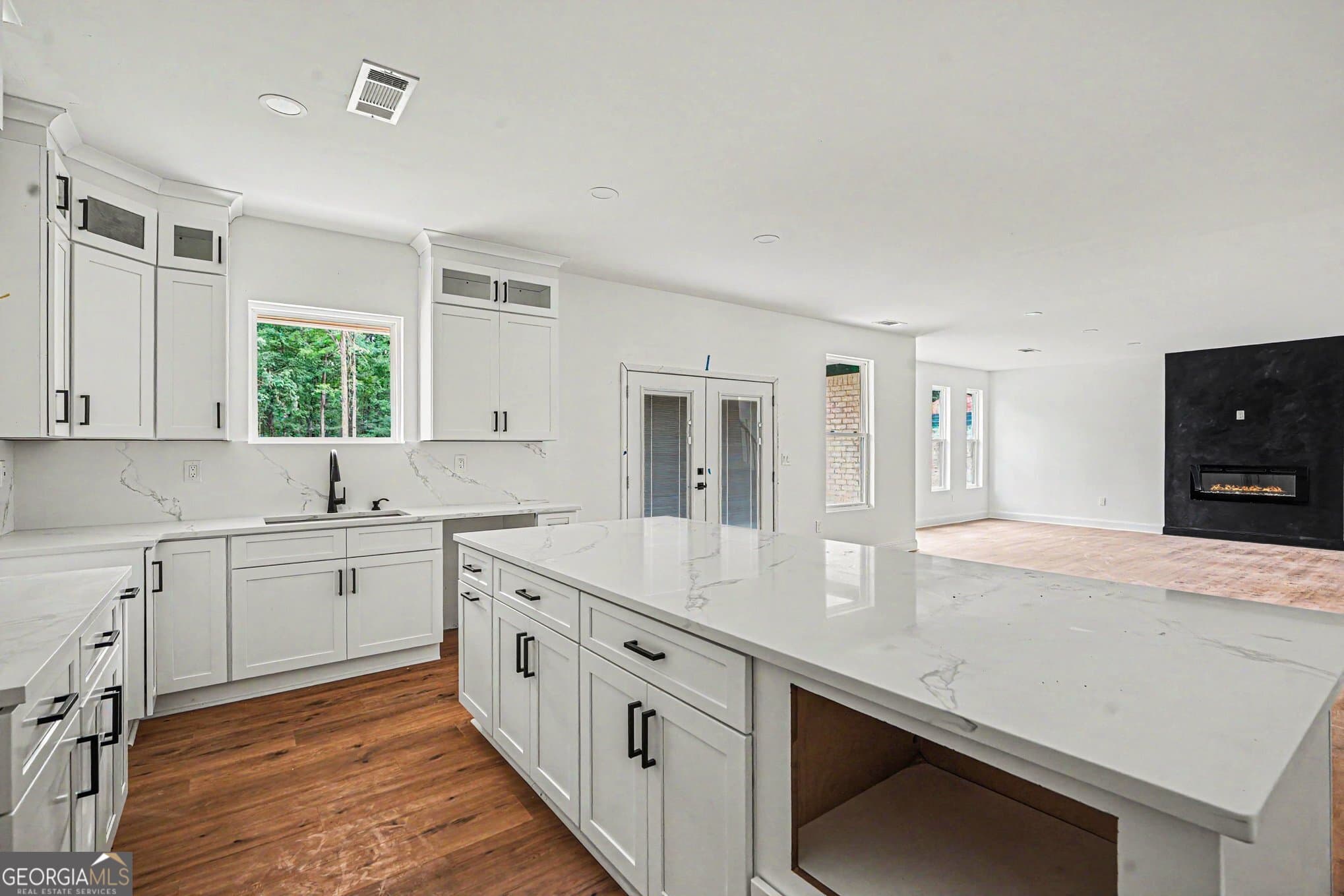 5 bedroom, 4.5 bathroom, 4,493 sq ft single family residence for sale at 1013 Queens Bridge Way, Griffin, GA 30223 — photo 4