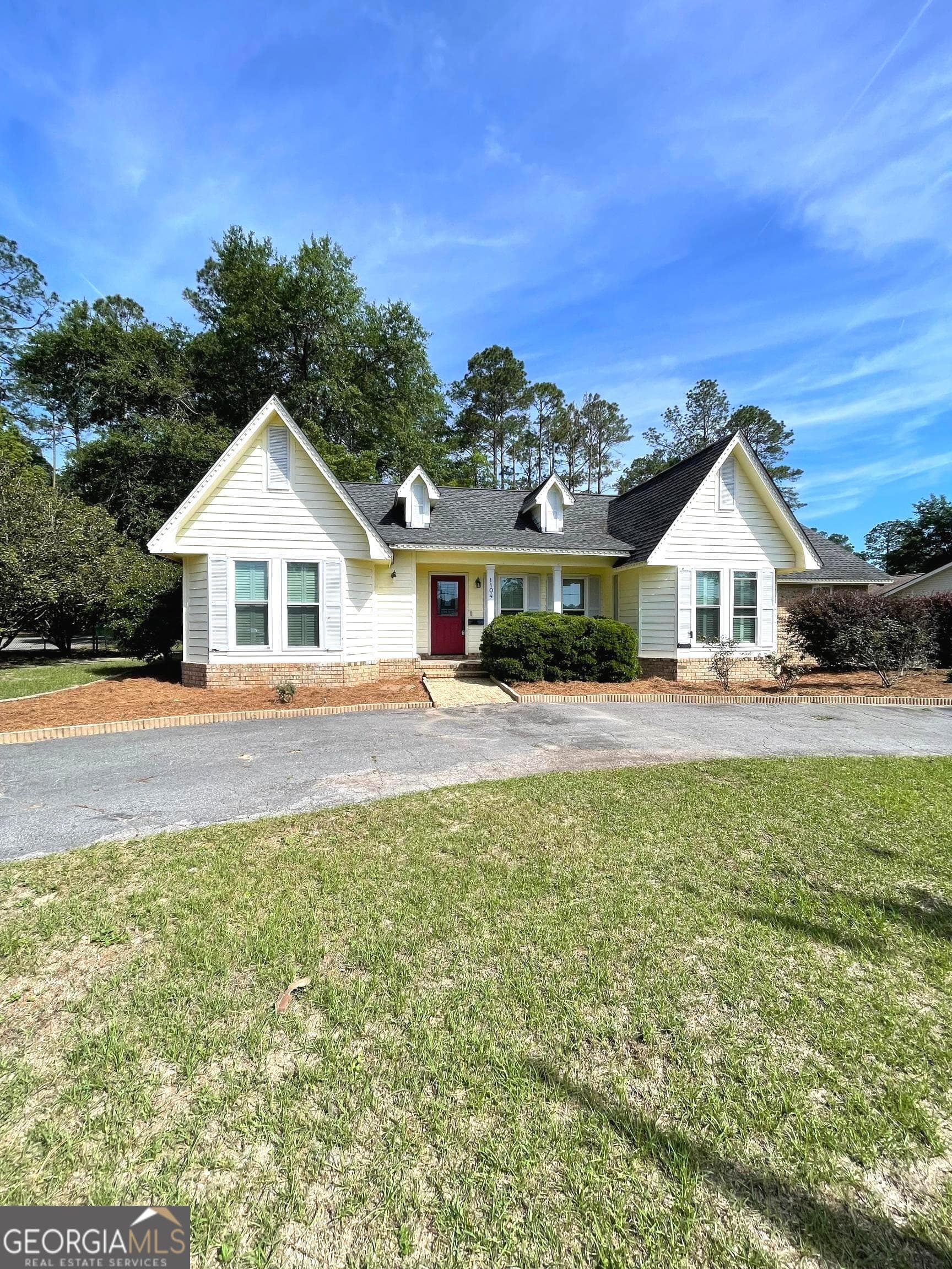 3 bedroom, 2 bathroom, 1,862 sq ft single family residence under contract at 1104 Lakeview Drive, Blackshear, GA 31516 — photo 2