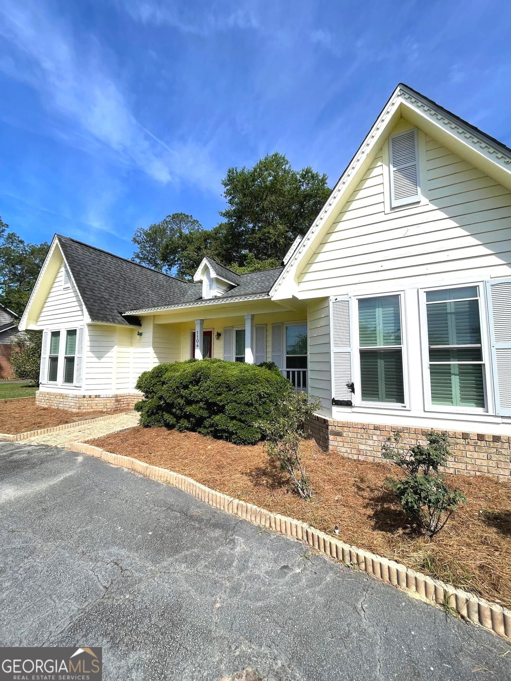 3 bedroom, 2 bathroom, 1,862 sq ft single family residence under contract at 1104 Lakeview Drive, Blackshear, GA 31516 — photo 3
