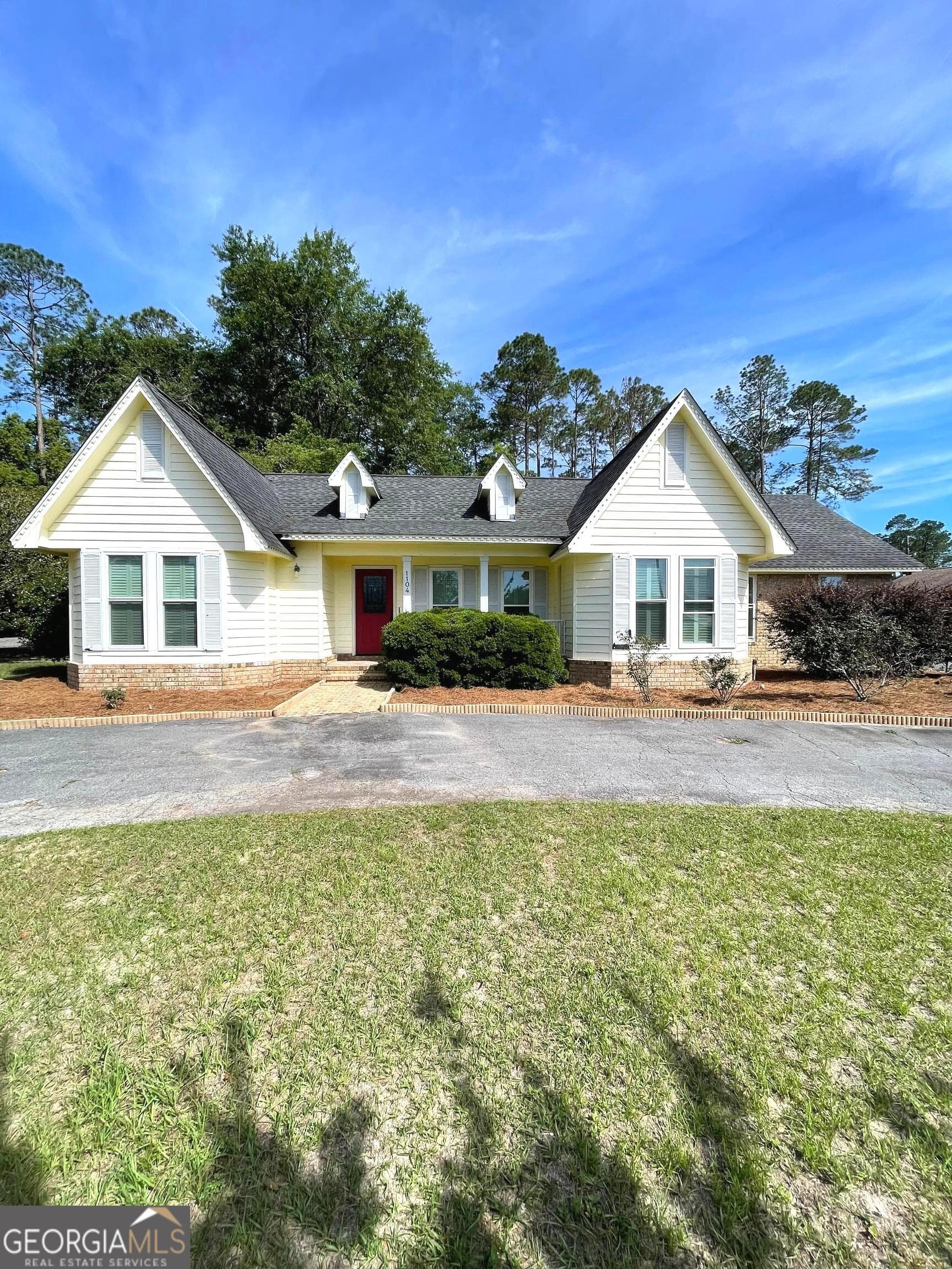 3 bedroom, 2 bathroom, 1,862 sq ft single family residence under contract at 1104 Lakeview Drive, Blackshear, GA 31516
