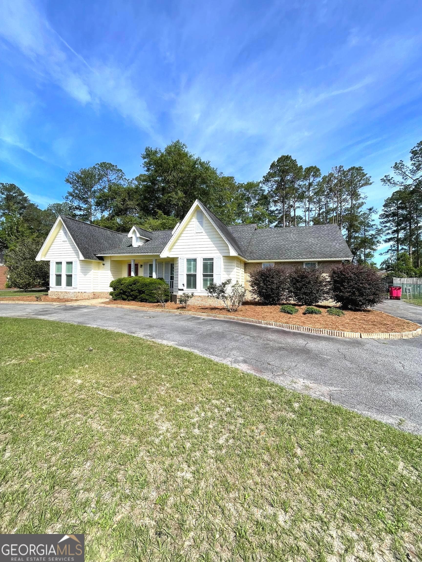 3 bedroom, 2 bathroom, 1,862 sq ft single family residence under contract at 1104 Lakeview Drive, Blackshear, GA 31516 — photo 5