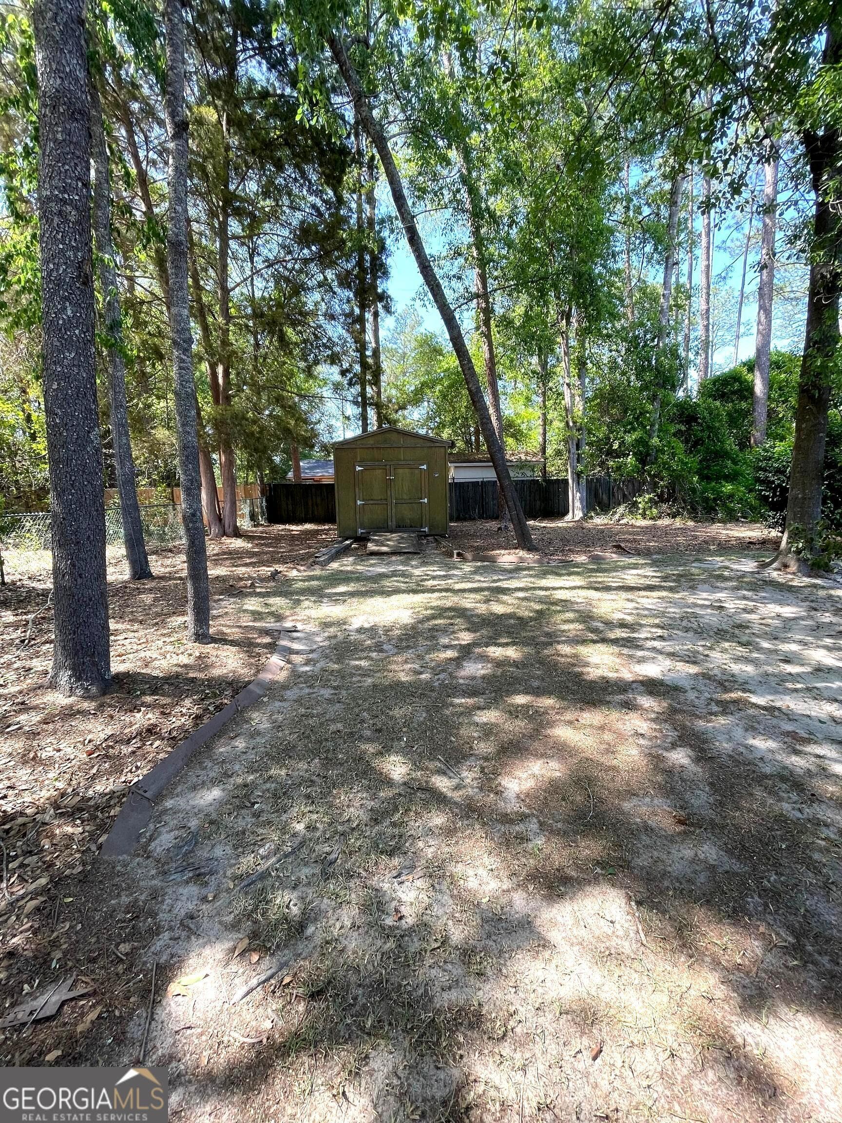 3 bedroom, 2 bathroom, 1,862 sq ft single family residence under contract at 1104 Lakeview Drive, Blackshear, GA 31516 — photo 9