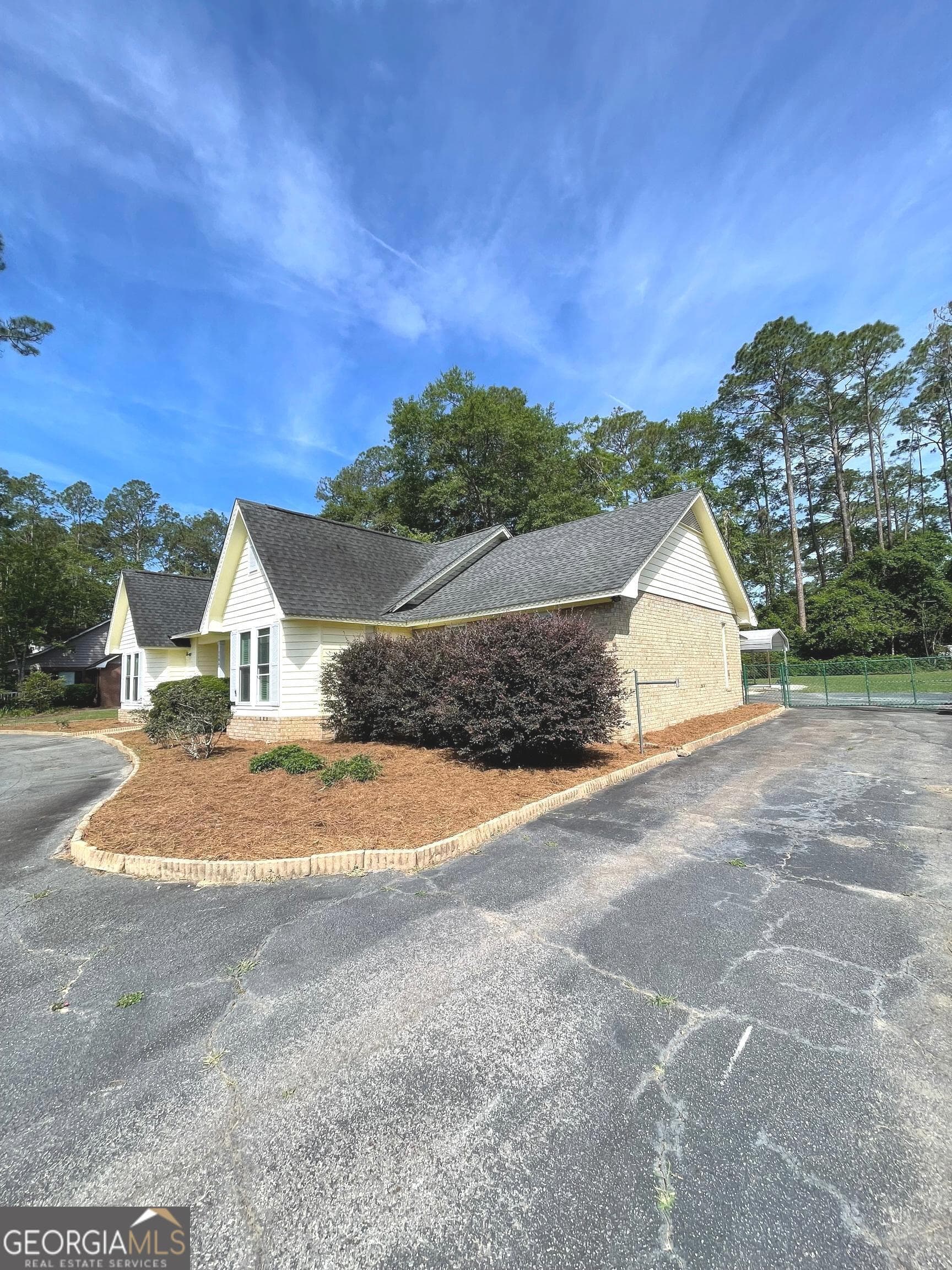 3 bedroom, 2 bathroom, 1,862 sq ft single family residence under contract at 1104 Lakeview Drive, Blackshear, GA 31516 — photo 4