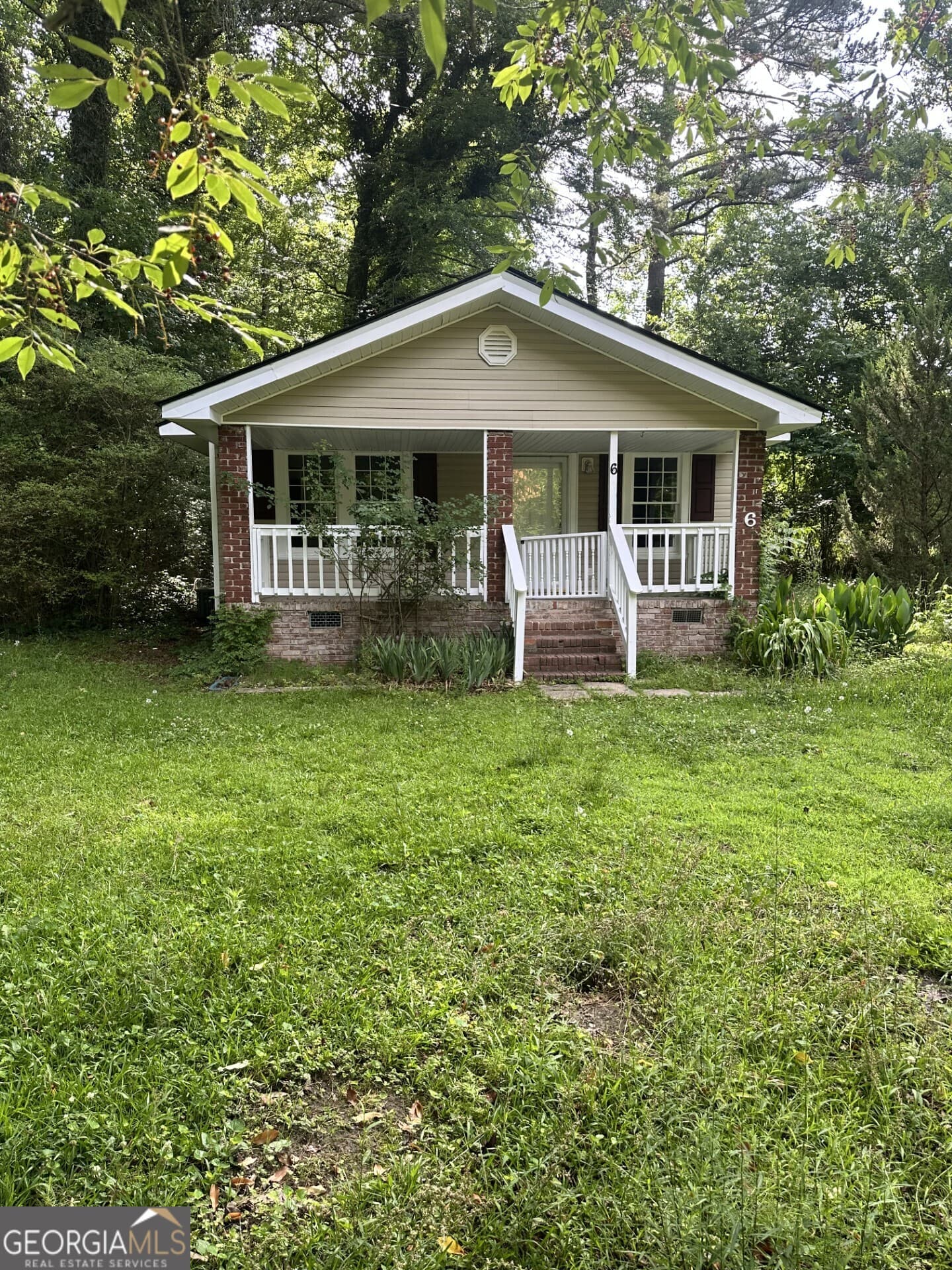 2 bedroom, 1 bathroom, 888 sq ft single family residence for rent at 6 Windsor Drive, Griffin, GA 30223 for $1,100 a month