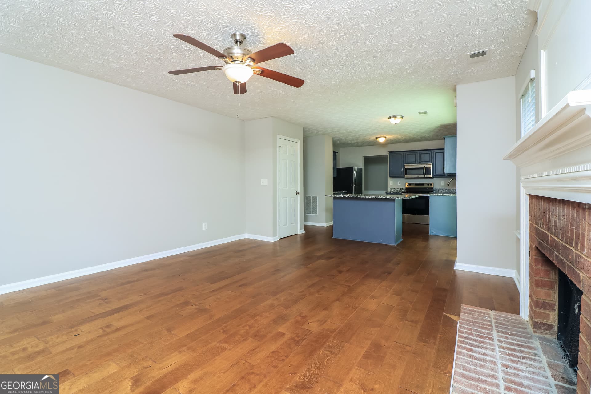 4 bedroom, 2.5 bathroom, 2,286 sq ft single family residence for sale at 3264 Ashgrove Lane, Marietta, GA 30008 — photo 4