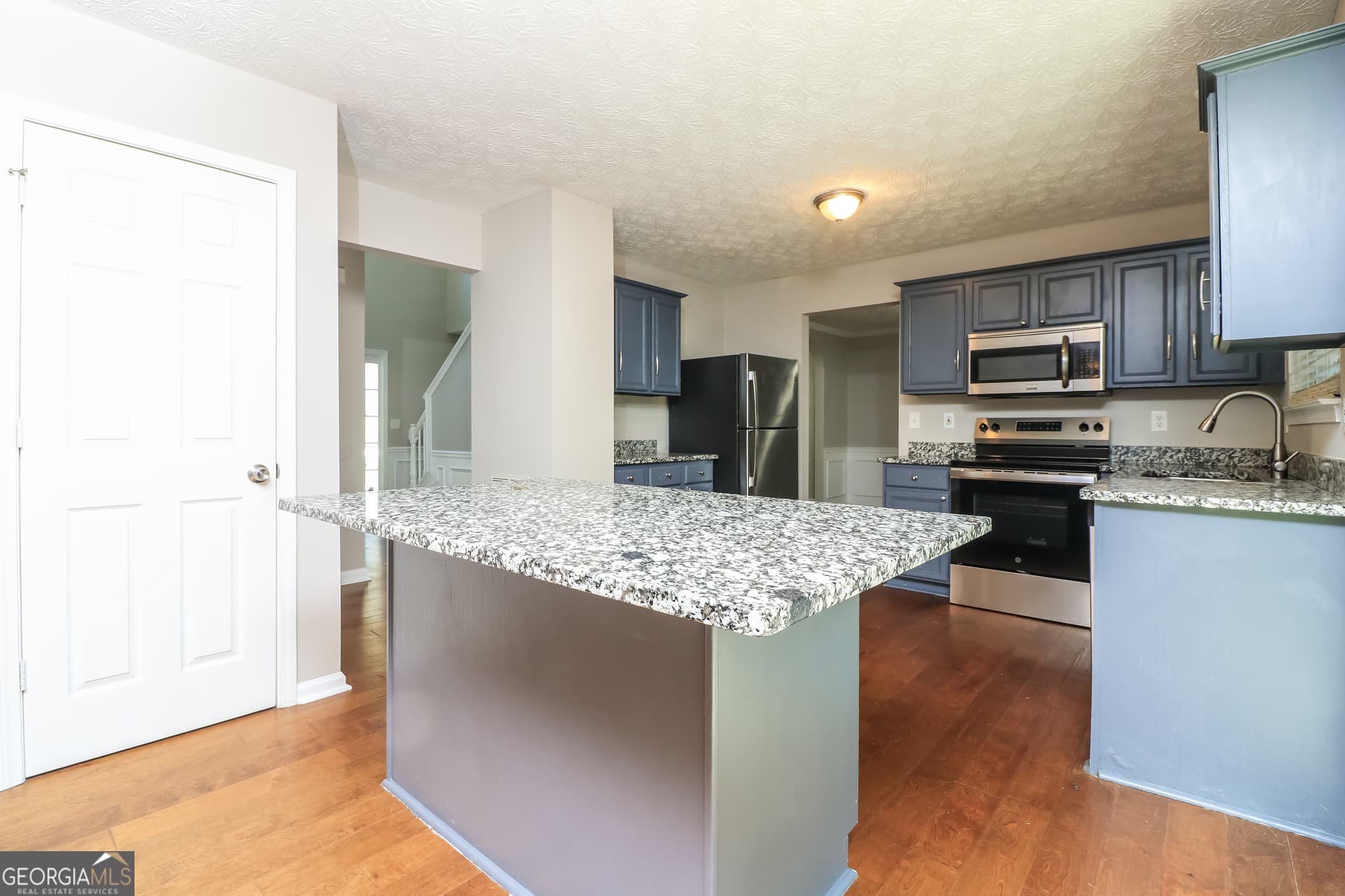 4 bedroom, 2.5 bathroom, 2,286 sq ft single family residence for sale at 3264 Ashgrove Lane, Marietta, GA 30008 — photo 8