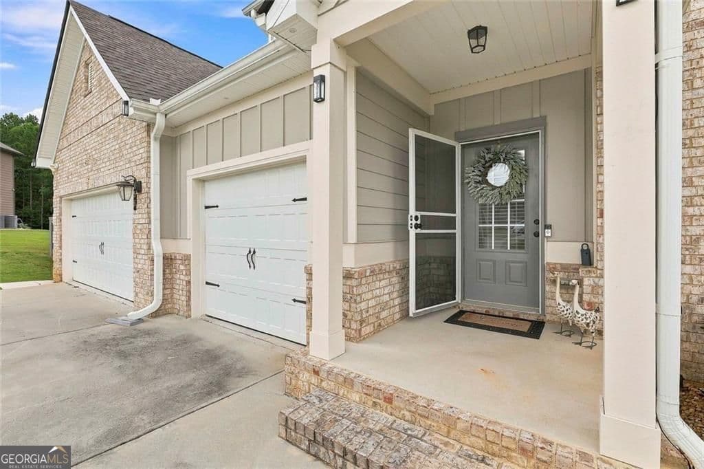 5 bedroom, 4.5 bathroom, 5,183 sq ft single family residence for sale at 155 Estancia Lane, Fayetteville, GA 30215 — photo 5