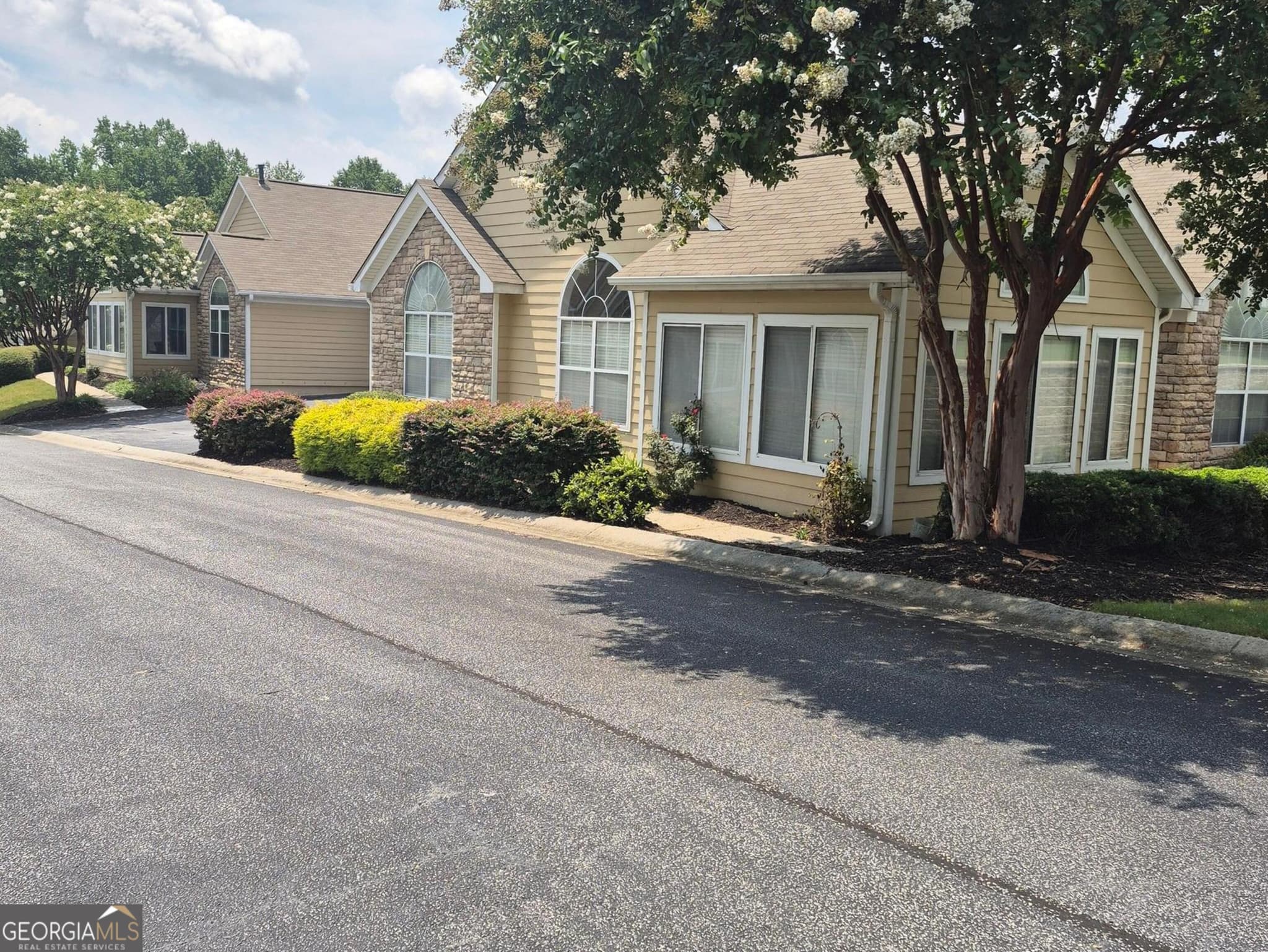 3 bedroom, 2 bathroom, 1,464 sq ft condominium for sale at 2191 Rockbridge Road APT 2101, Stone Mountain, GA 30087 — photo 2