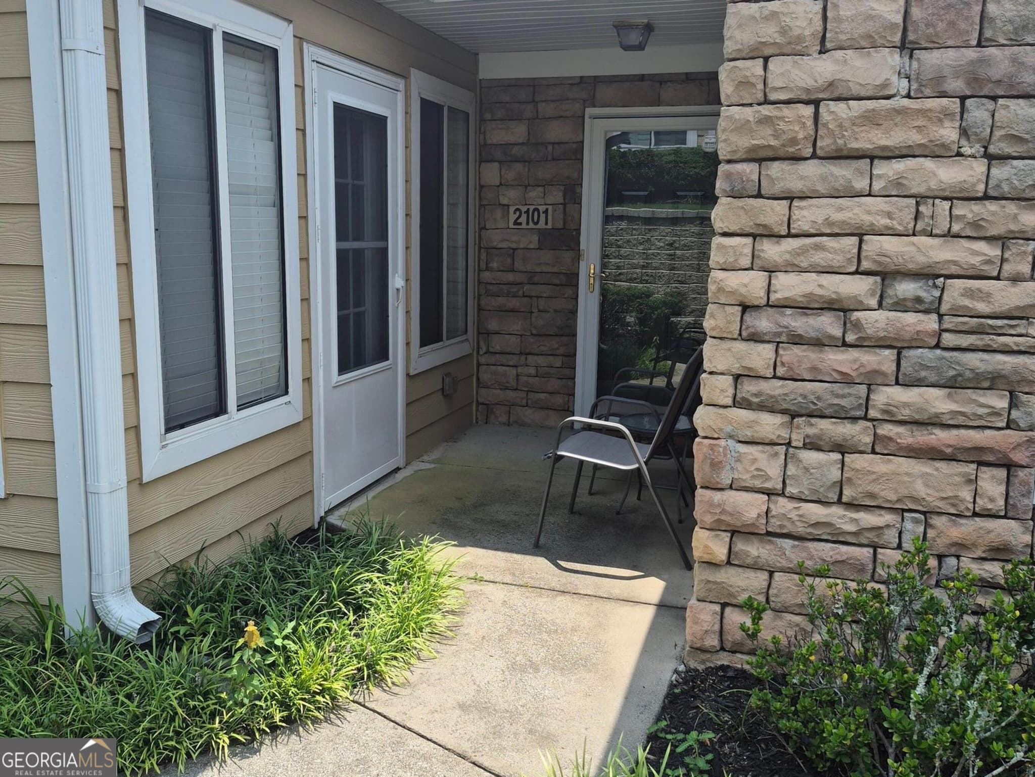 3 bedroom, 2 bathroom, 1,464 sq ft condominium for sale at 2191 Rockbridge Road APT 2101, Stone Mountain, GA 30087 — photo 3