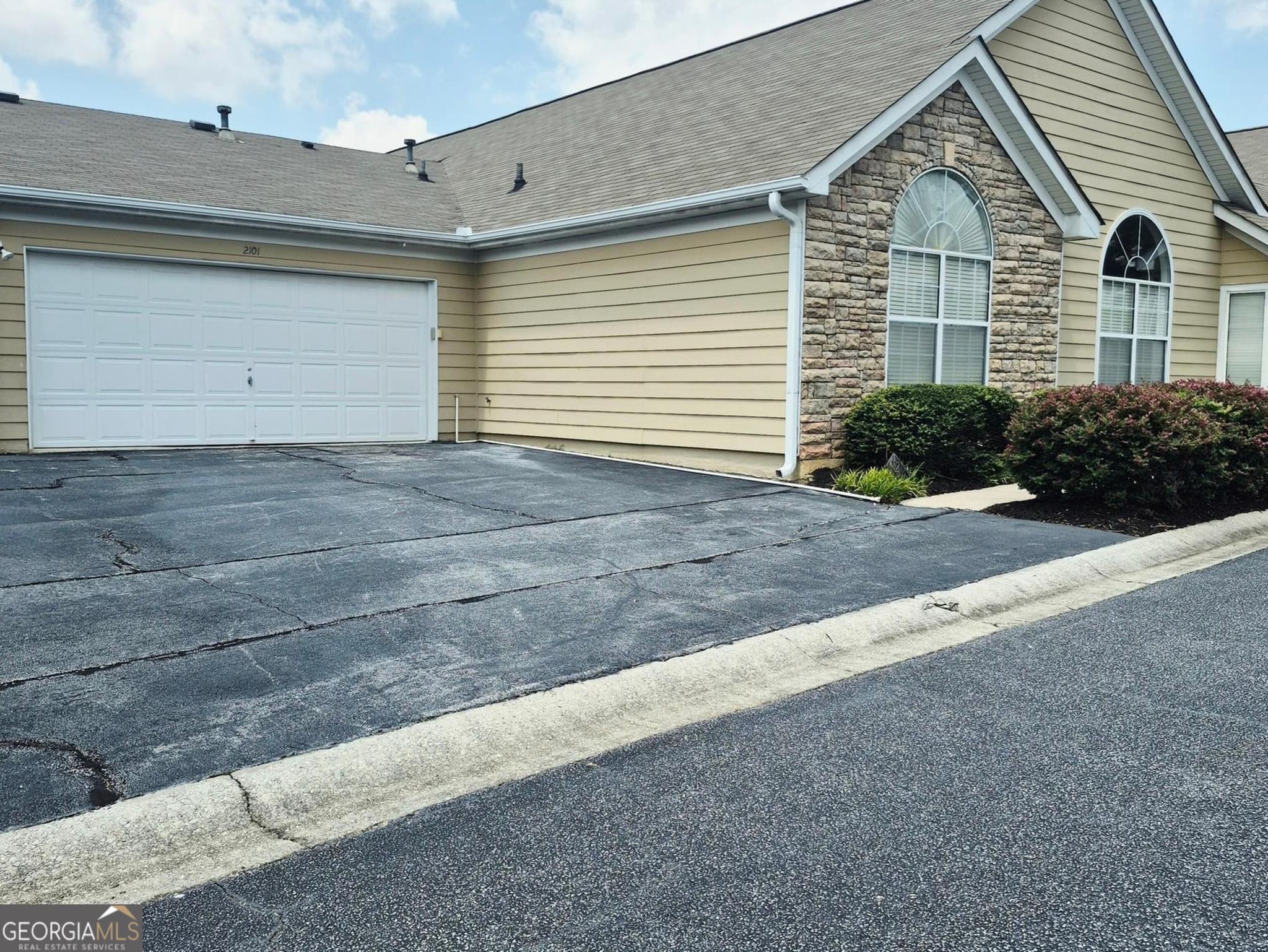 3 bedroom, 2 bathroom, 1,464 sq ft condominium for sale at 2191 Rockbridge Road APT 2101, Stone Mountain, GA 30087 — photo 4
