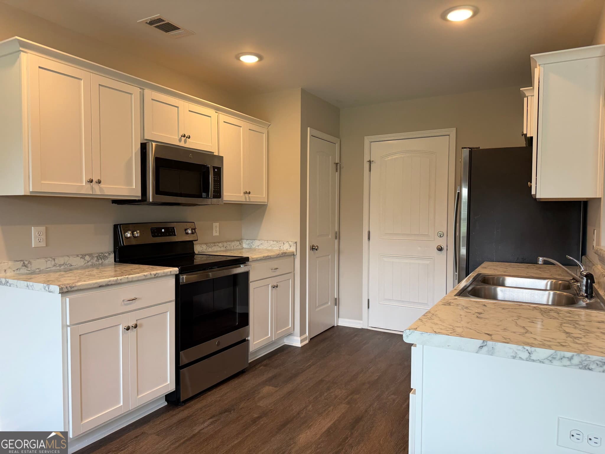 3 bedroom, 2 bathroom, 1,362 sq ft townhouse for sale at 141 Callaway Crescent, Statesboro, GA 30458 — photo 2
