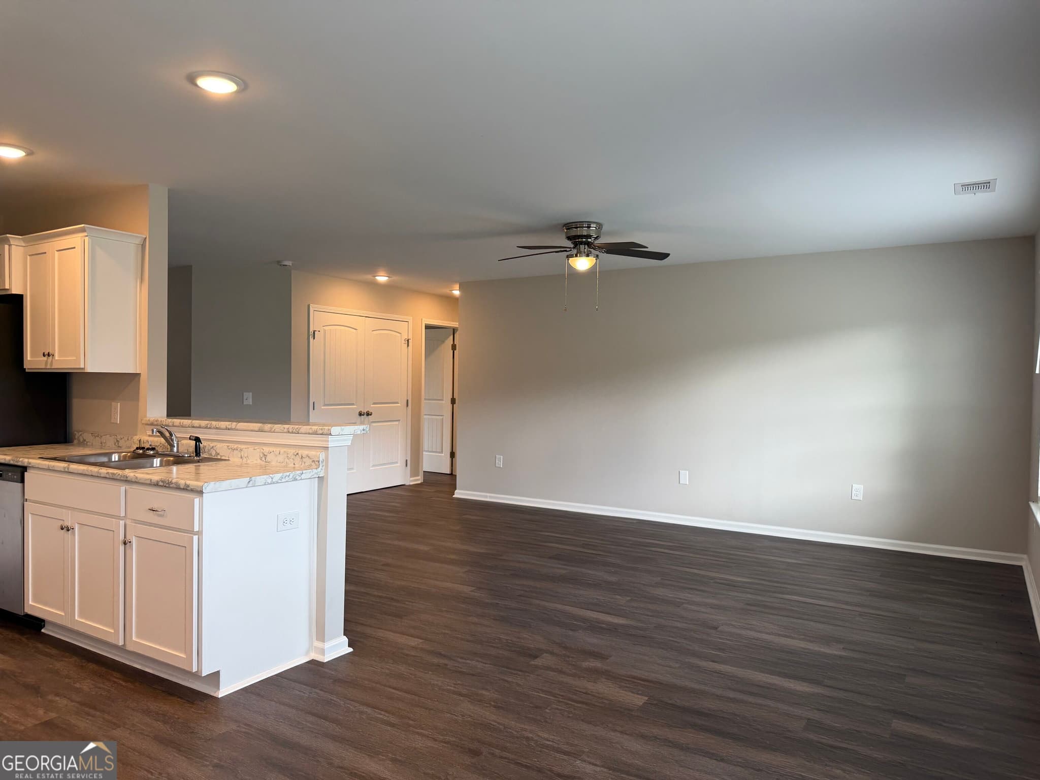 3 bedroom, 2 bathroom, 1,362 sq ft townhouse for sale at 141 Callaway Crescent, Statesboro, GA 30458 — photo 5