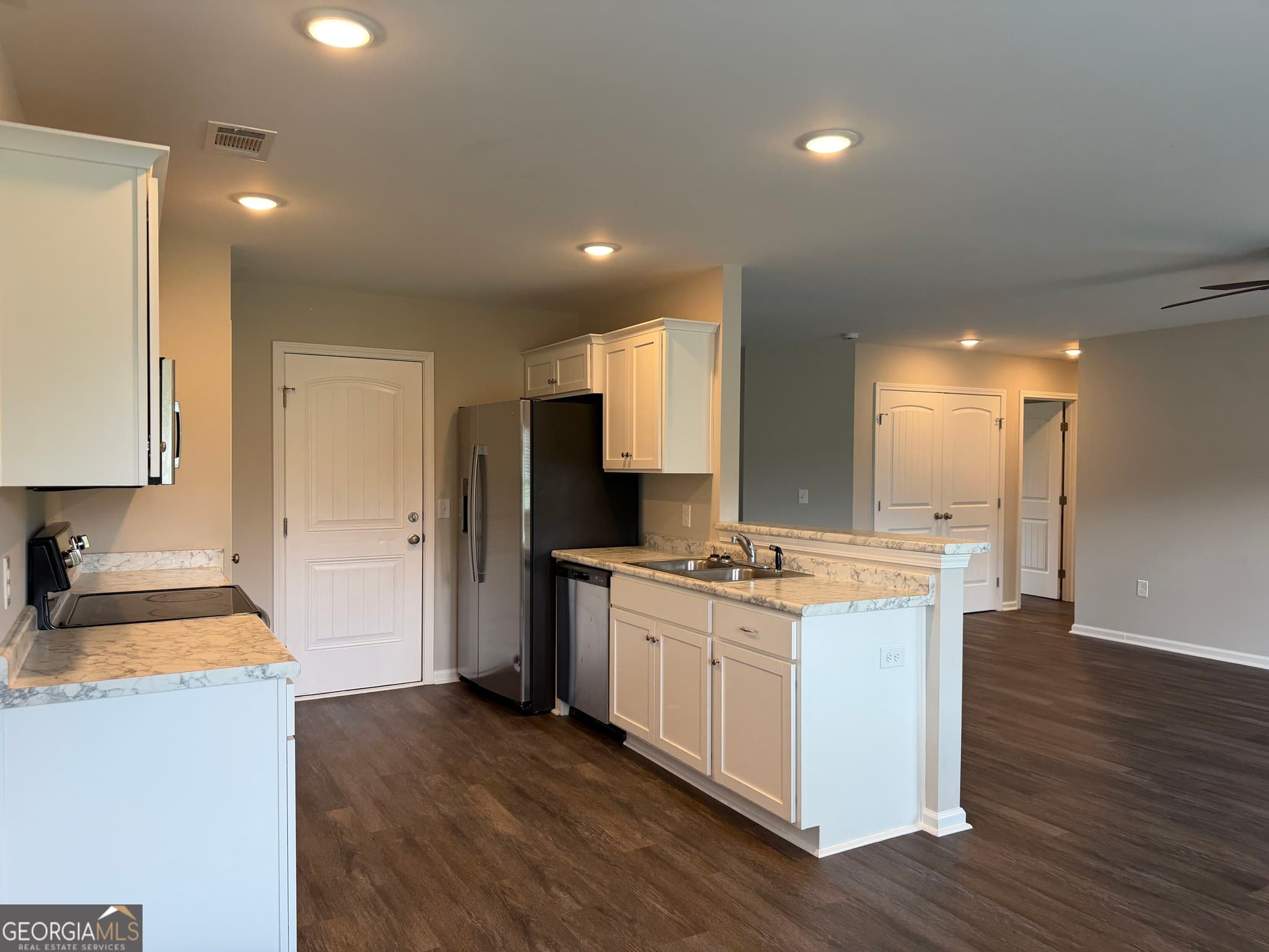 3 bedroom, 2 bathroom, 1,362 sq ft townhouse for sale at 141 Callaway Crescent, Statesboro, GA 30458 — photo 4