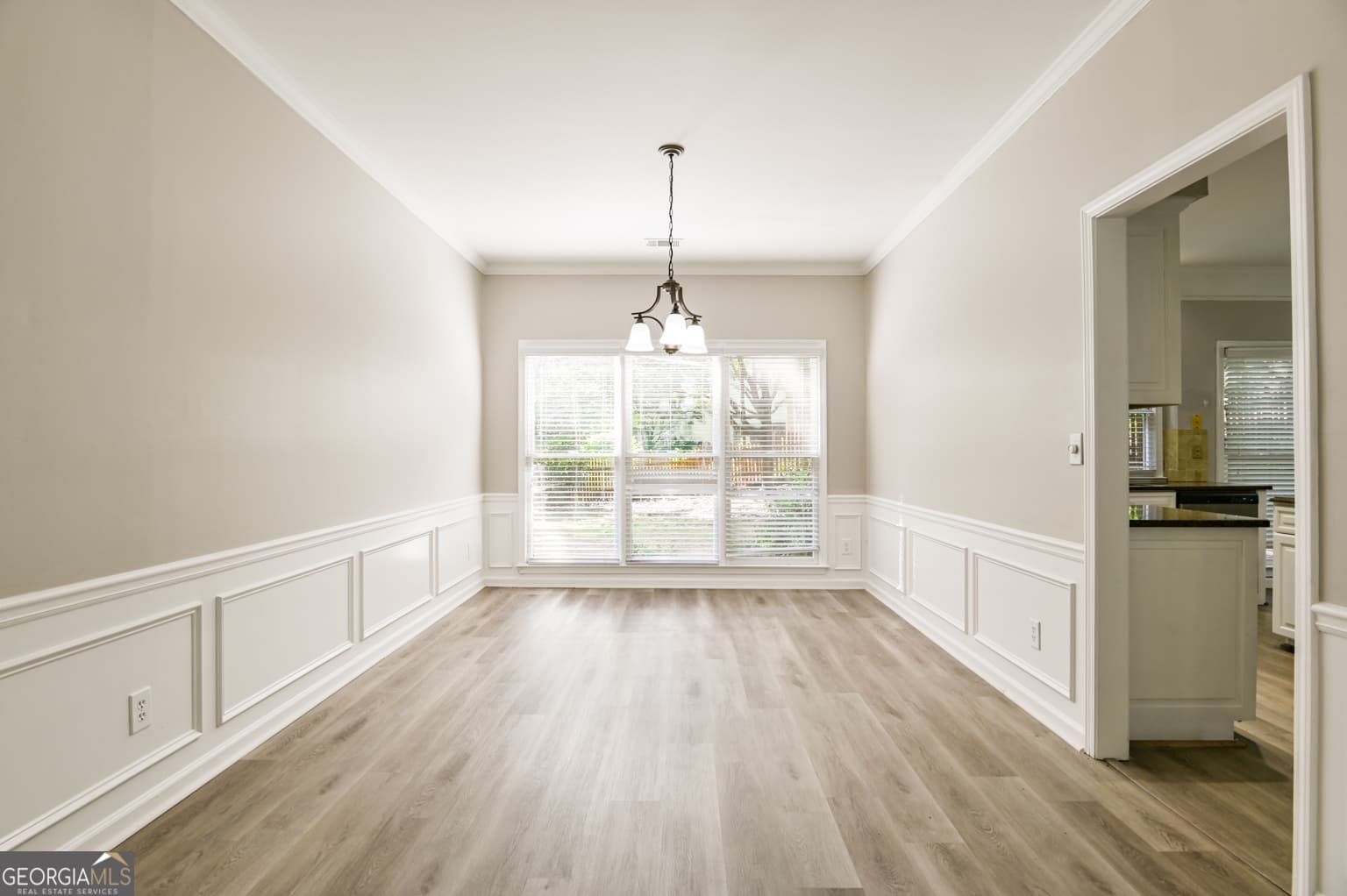 4 bedroom, 2.5 bathroom, 2,216 sq ft single family residence for sale at 185 Gainford Court, Johns Creek, GA 30097 — photo 9