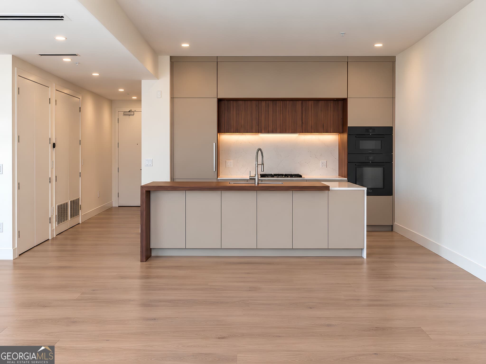 2 bedroom, 2 bathroom, 1,469 sq ft condominium for sale at 318 Sandy Springs Circle 270, Sandy Springs, GA 30328 — photo 6
