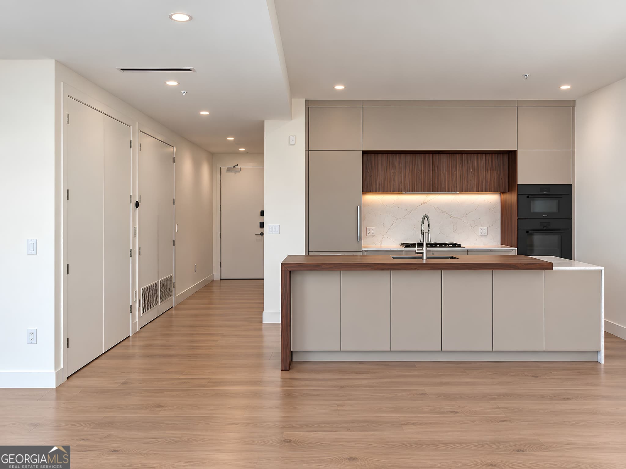 2 bedroom, 2 bathroom, 1,469 sq ft condominium for sale at 318 Sandy Springs Circle 270, Sandy Springs, GA 30328 — photo 3