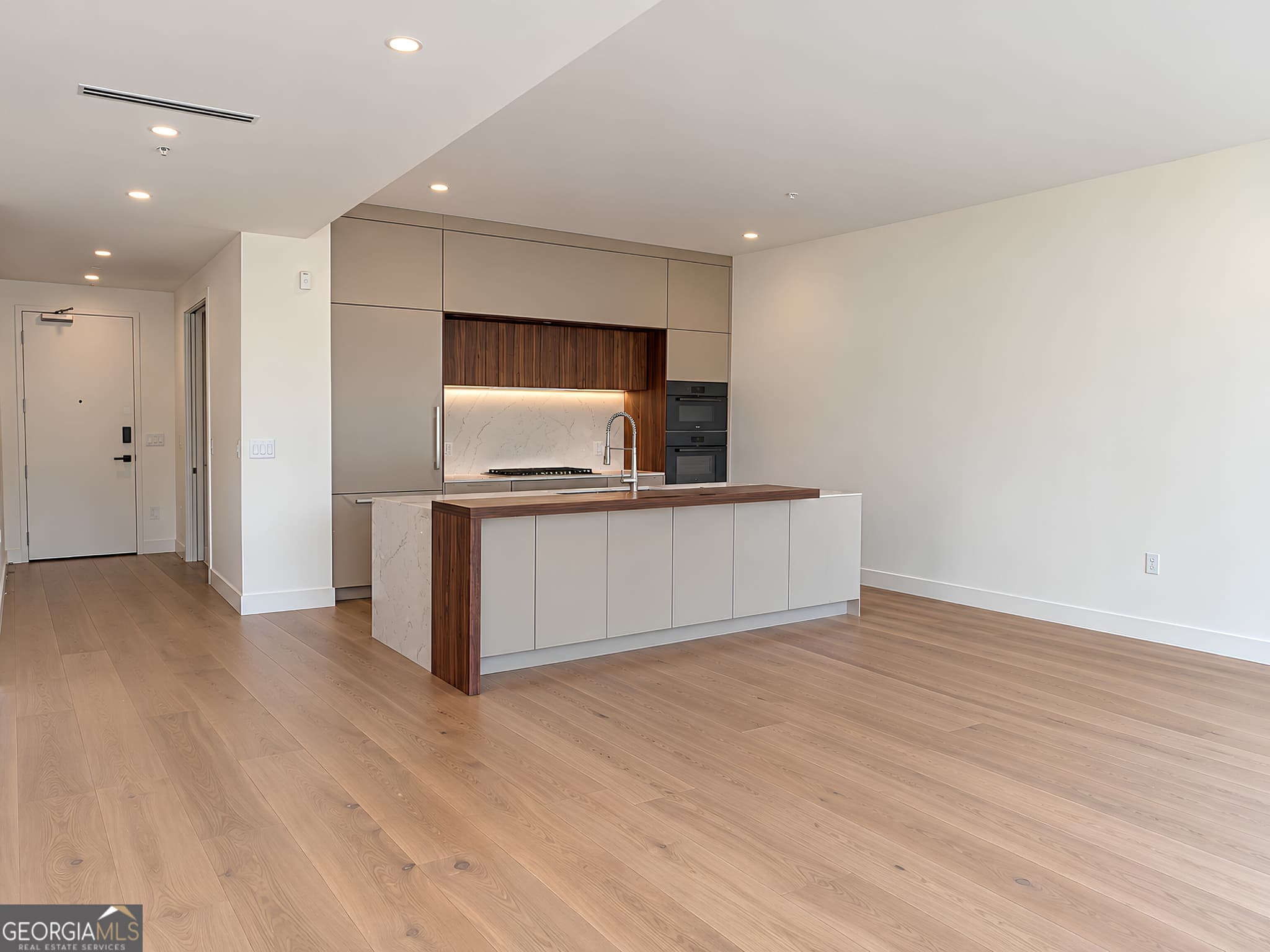 2 bedroom, 2 bathroom, 1,469 sq ft condominium for sale at 318 Sandy Springs Circle 270, Sandy Springs, GA 30328 — photo 5