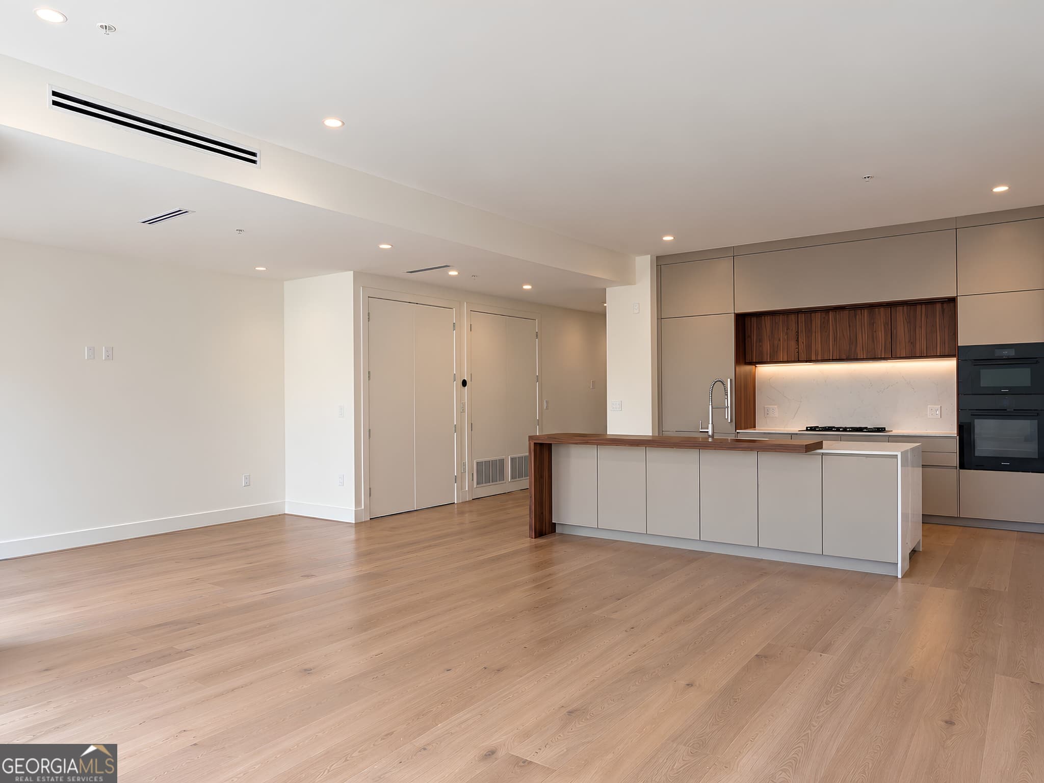 2 bedroom, 2 bathroom, 1,469 sq ft condominium for sale at 318 Sandy Springs Circle 270, Sandy Springs, GA 30328 — photo 4