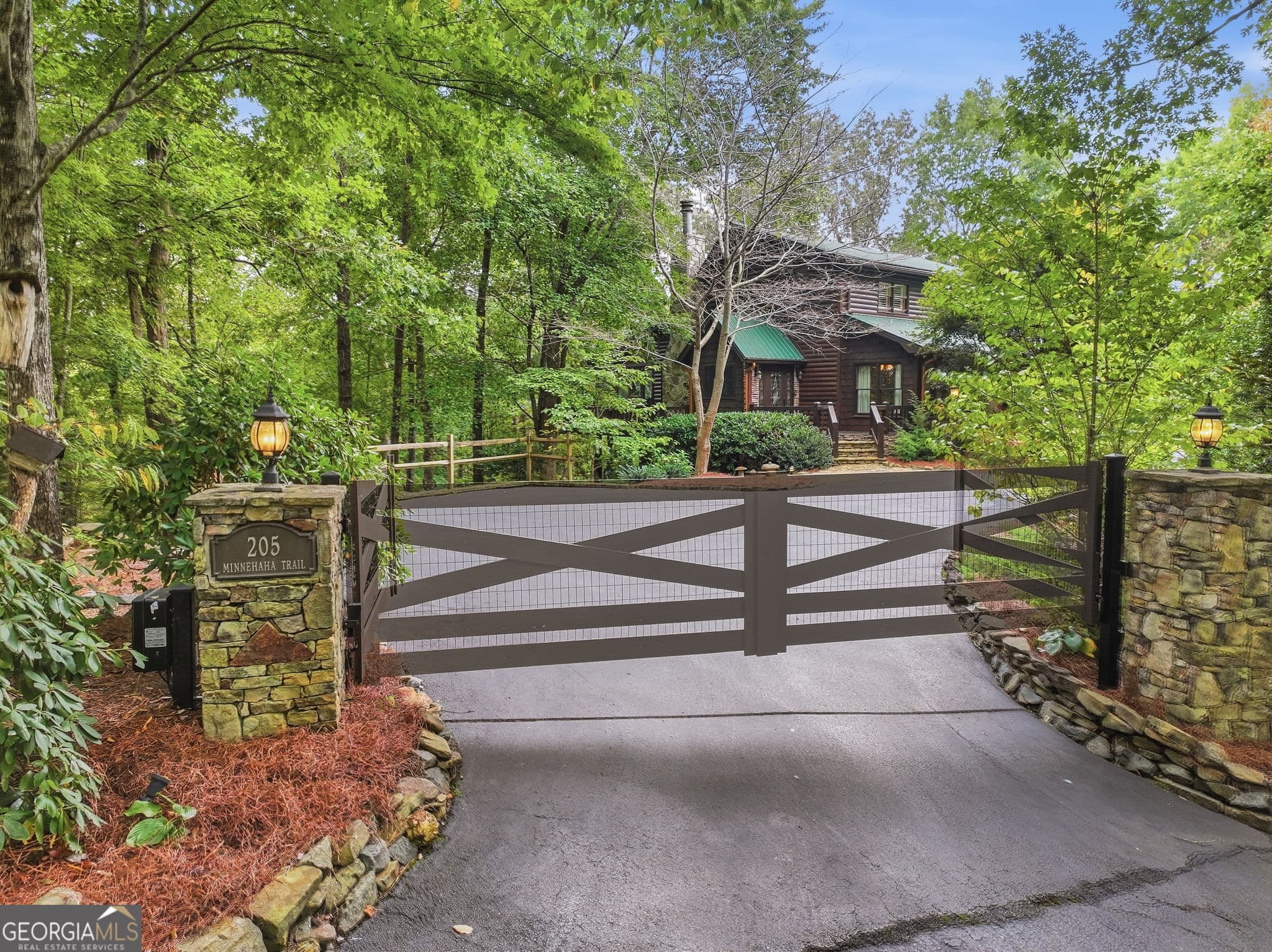 4 bedroom, 3 bathroom, 2,800 sq ft cabin,single family residence for sale at 205 Minnehaha Trail, Blue Ridge, GA 30513 — photo 3