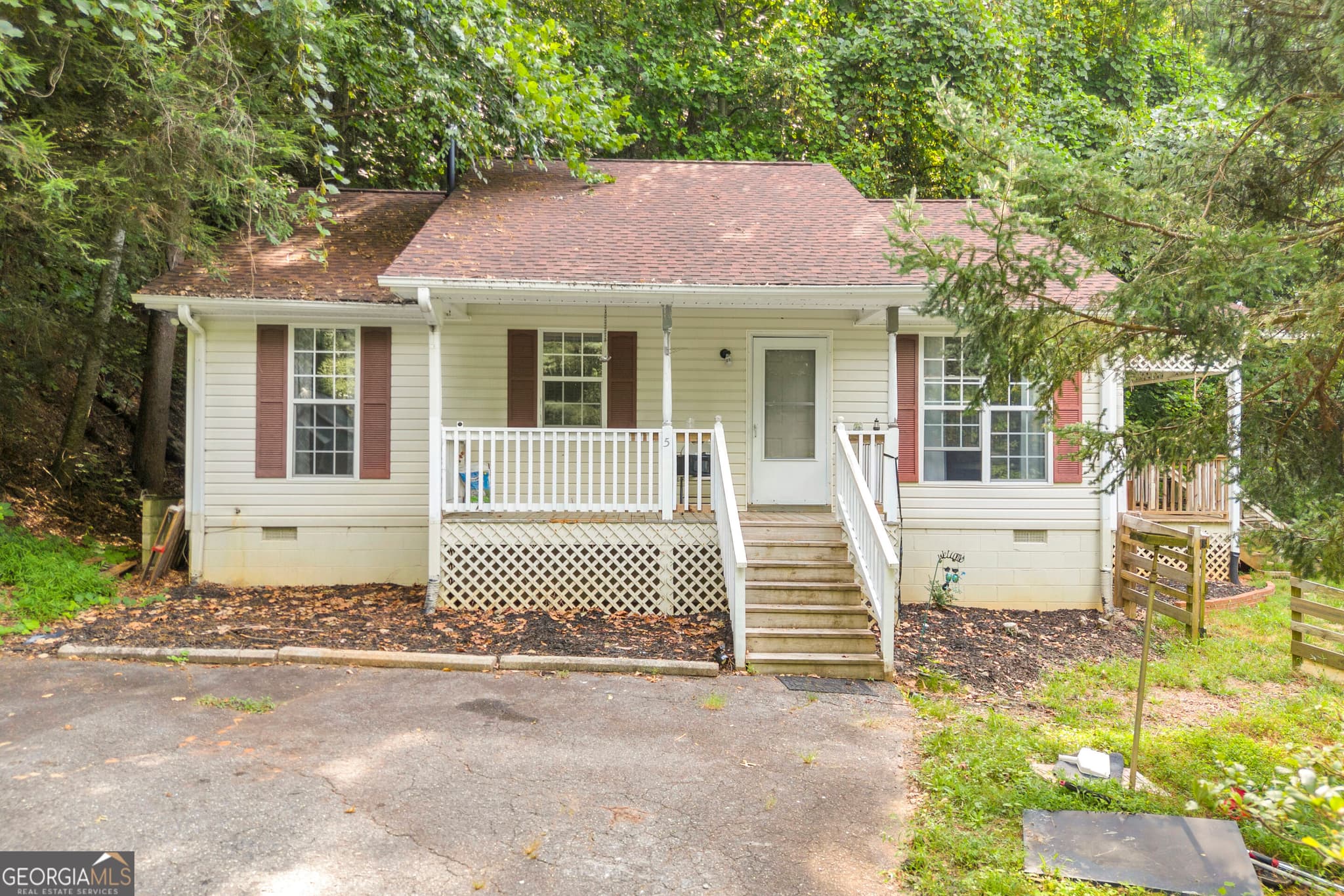2 bedroom, 1.5 bathroom, 1,116 sq ft single family residence for sale at 549 Travaden Trail, Hiawassee, GA 30546 — photo 1 of 43