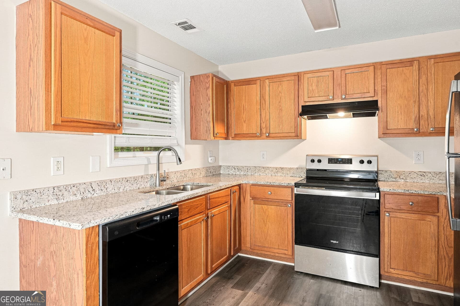3 bedroom, 2.5 bathroom, 1,508 sq ft single family residence for sale at 7060 Ravenwood Lane, Lithonia, GA 30038 — photo 5