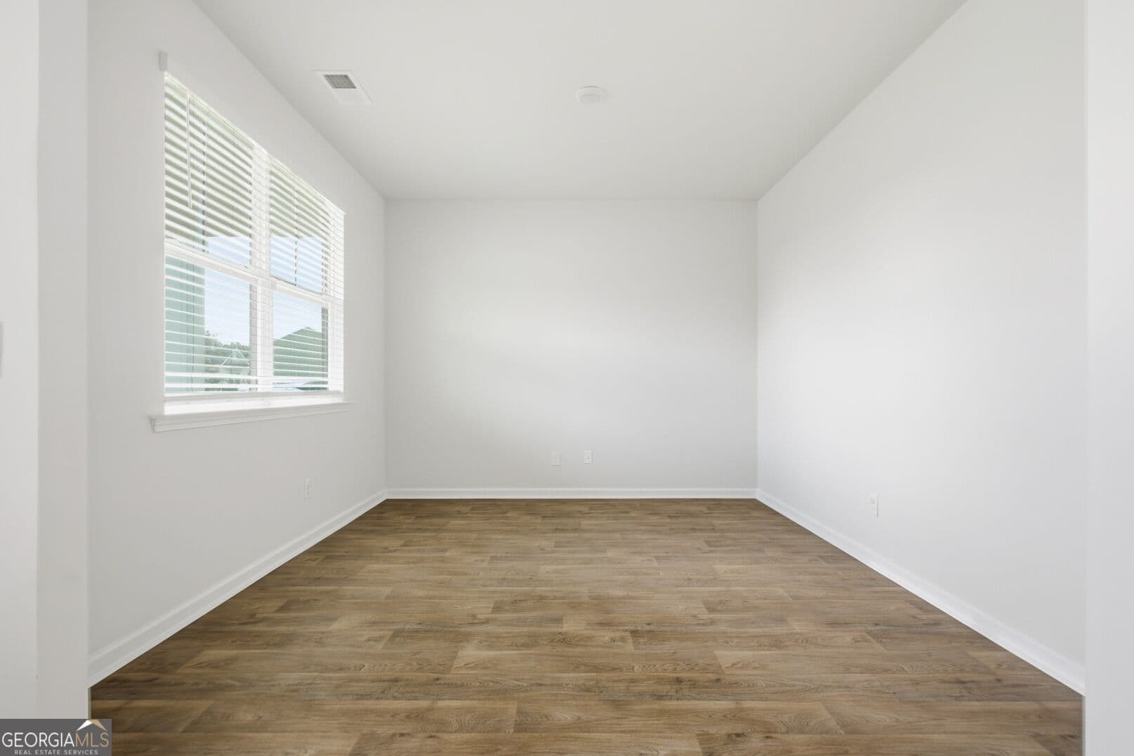 5 bedroom, 3 bathroom single family residence for sale at 352 Wedge Circle, Richmond Hill, GA 31324 — photo 7