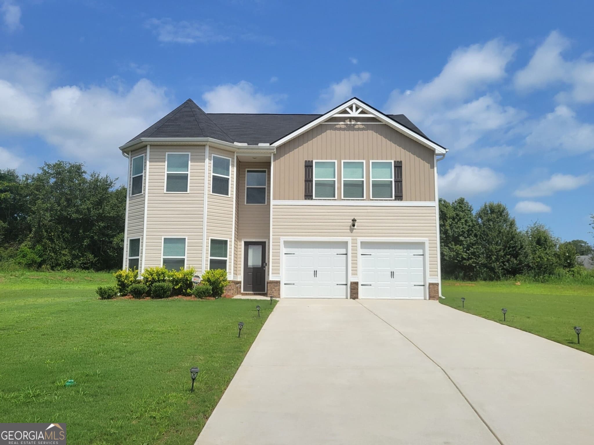 5 bedroom, 3 bathroom, 2,370 sq ft single family residence for sale at 804 Clydes Way, Jackson, GA 30233 — photo 2