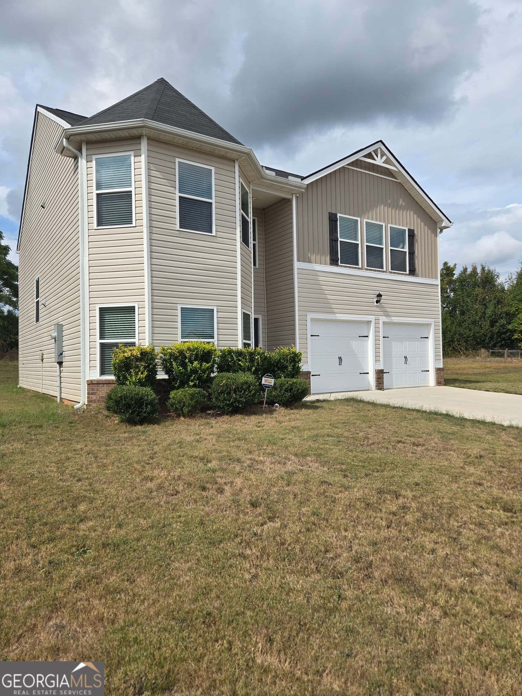 5 bedroom, 3 bathroom, 2,370 sq ft single family residence for sale at 804 Clydes Way, Jackson, GA 30233 — photo 4