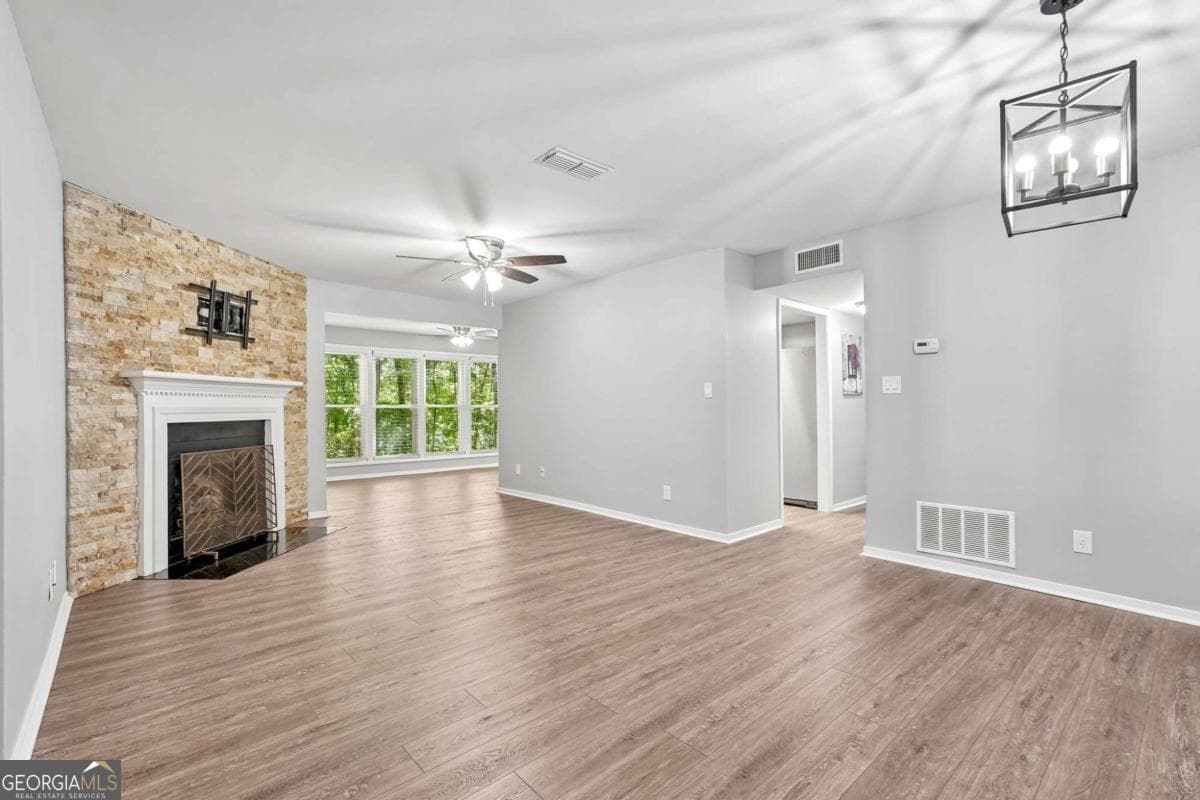 2 bedroom, 2 bathroom, 1,360 sq ft condominium for sale at 3019 Canyon Point Circle, Roswell, GA 30076 — photo 2