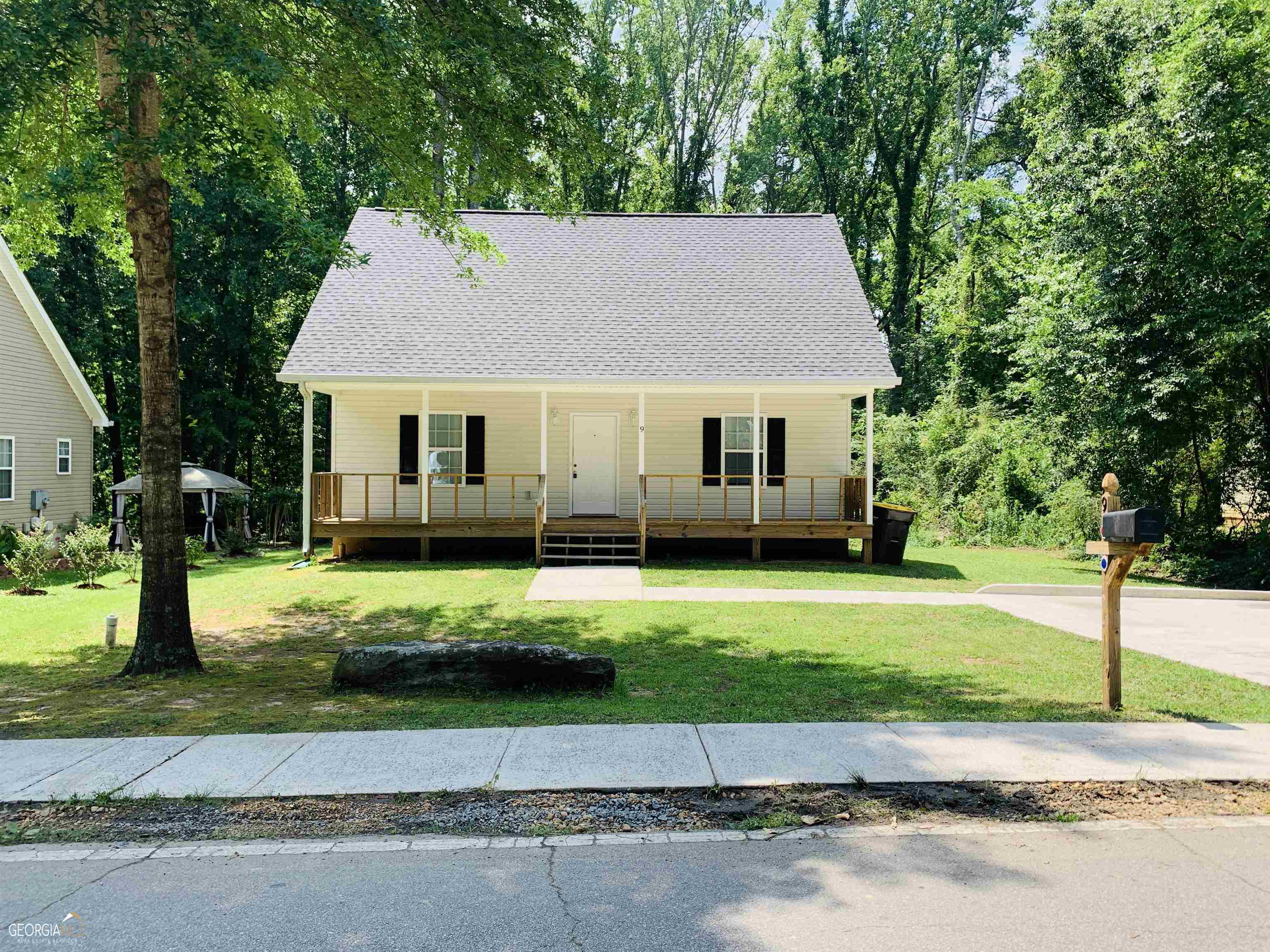 3 bedroom, 2 bathroom, 1,292 sq ft single family residence for rent at 9 Bennett Street, Newnan, GA 30263 for $1,695 a month