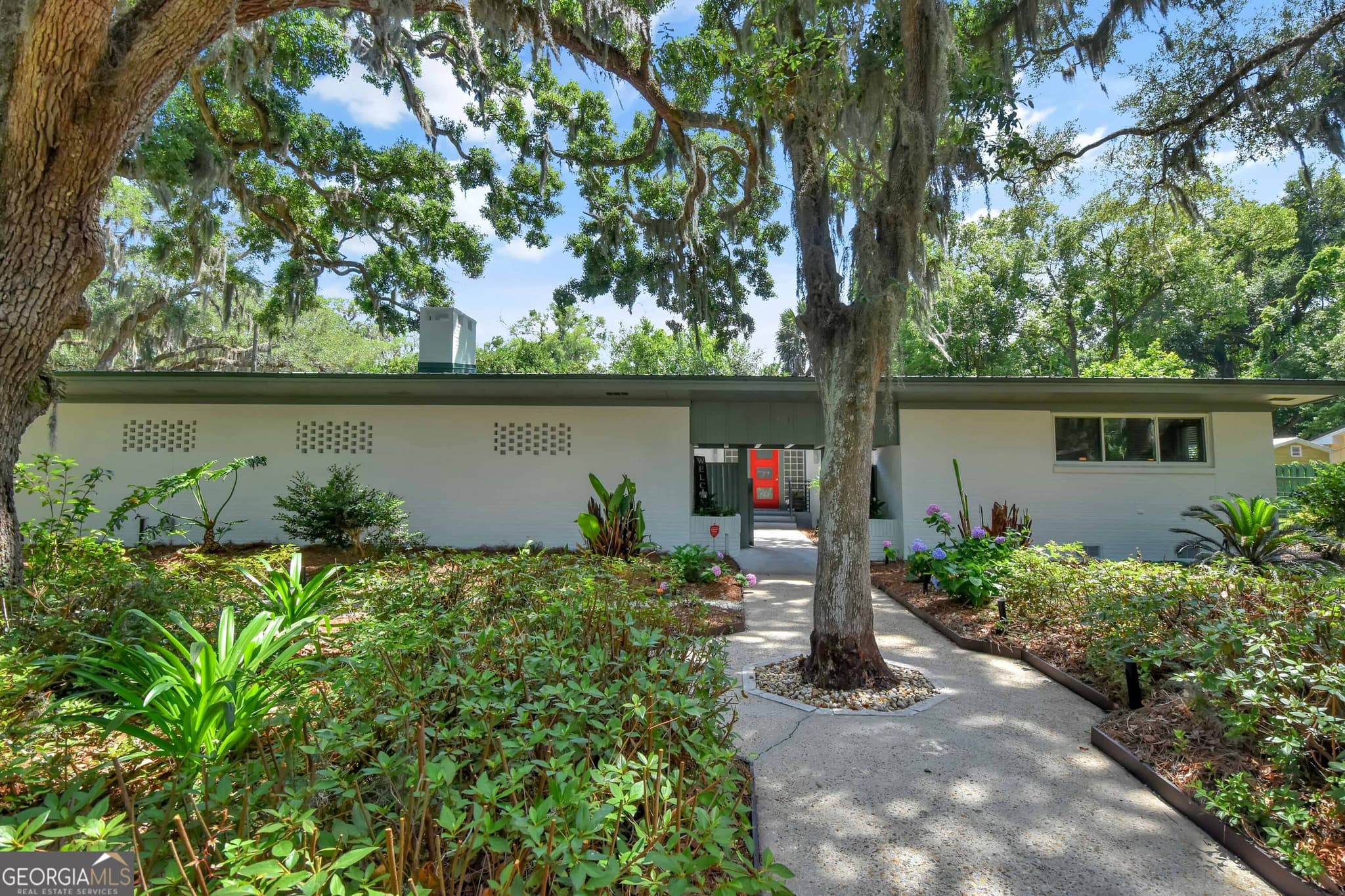 4 bedroom, 3 bathroom, 2,477 sq ft single family residence for sale at 101 Druid Oaks Lane, St. Simons, GA 31522 — photo 2
