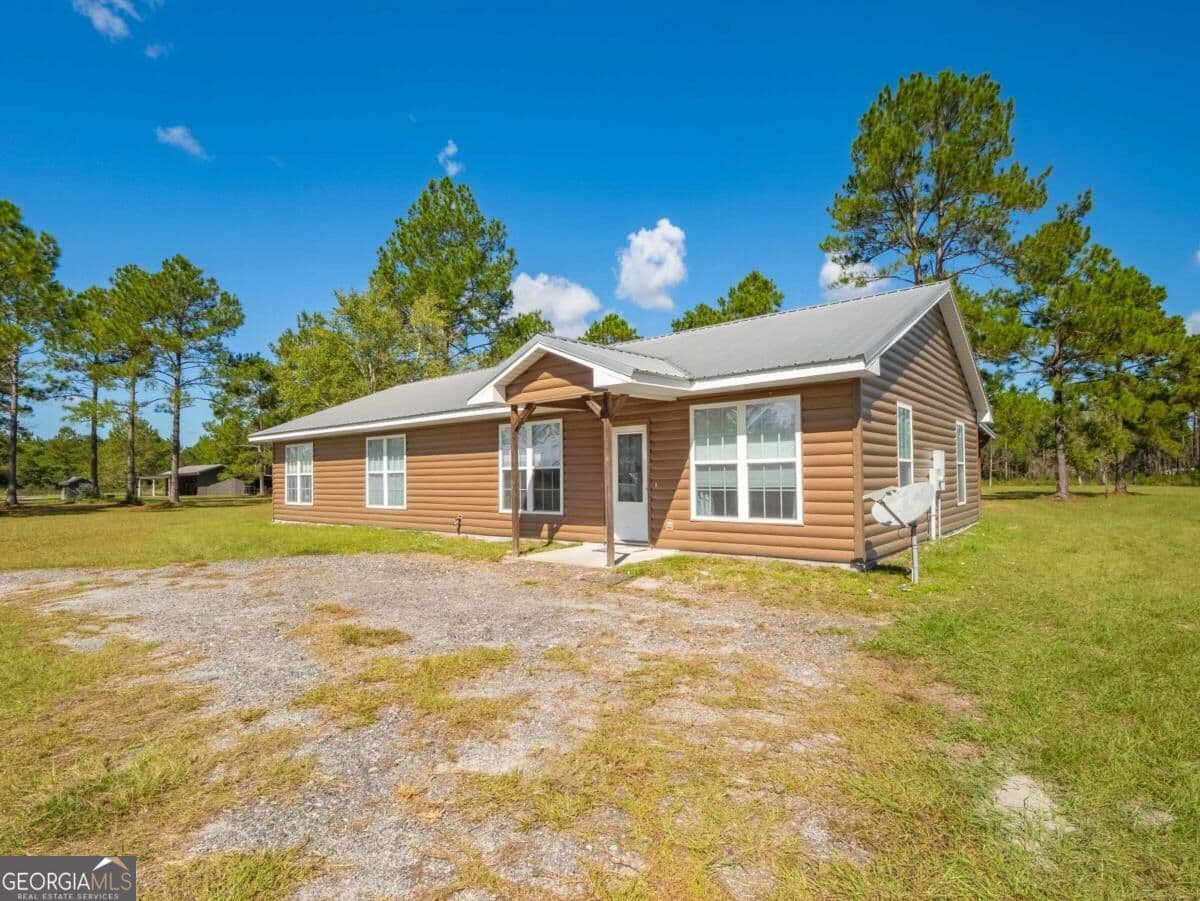 3 bedroom, 2 bathroom, 1,830 sq ft single family residence for sale at 1430 Will Cox Road, Waycross, GA 31503