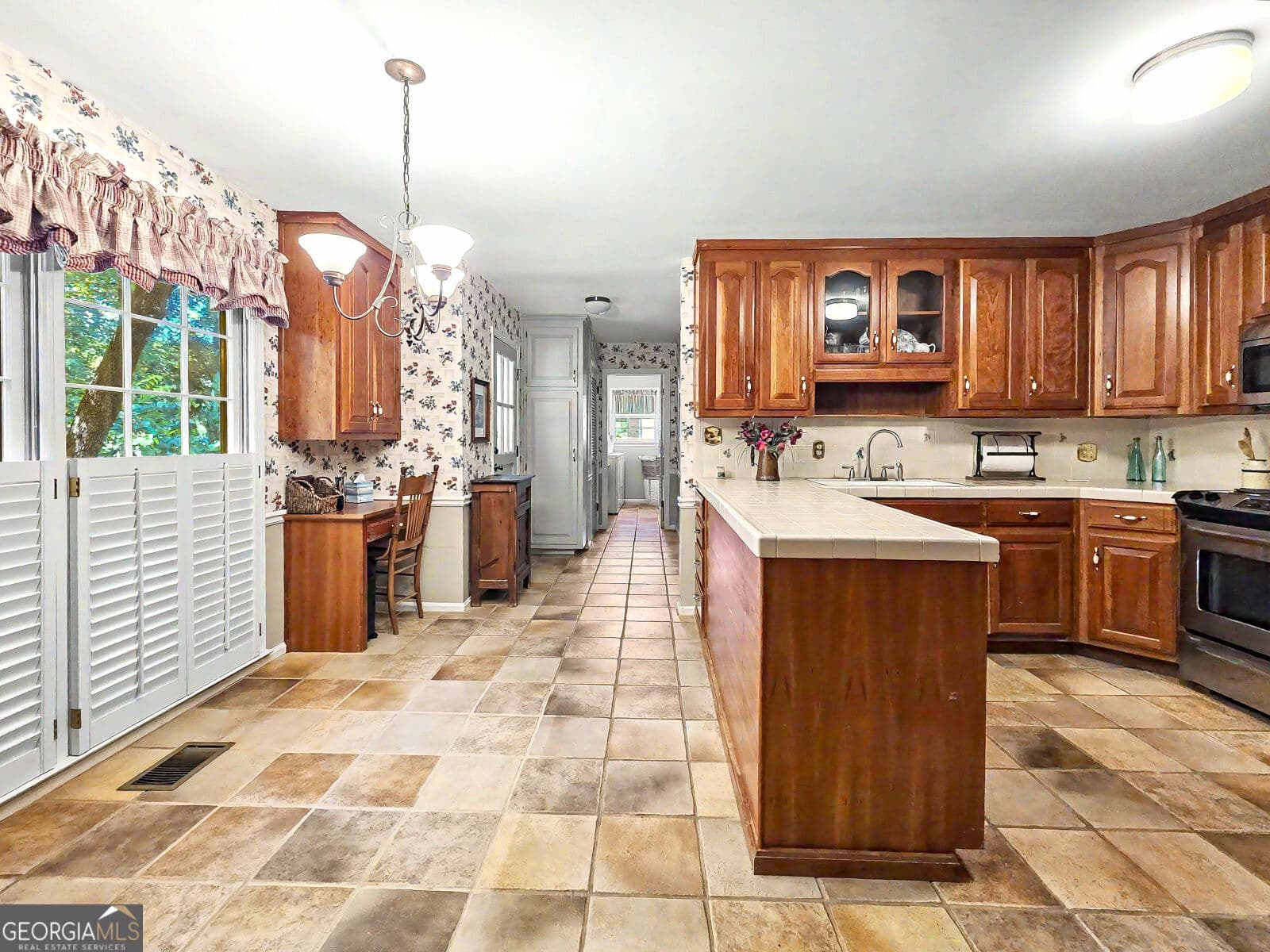 4 bedroom, 3.5 bathroom, 2,584 sq ft single family residence for sale at 3479 Castleridge Drive, Tucker, GA 30084 — photo 5