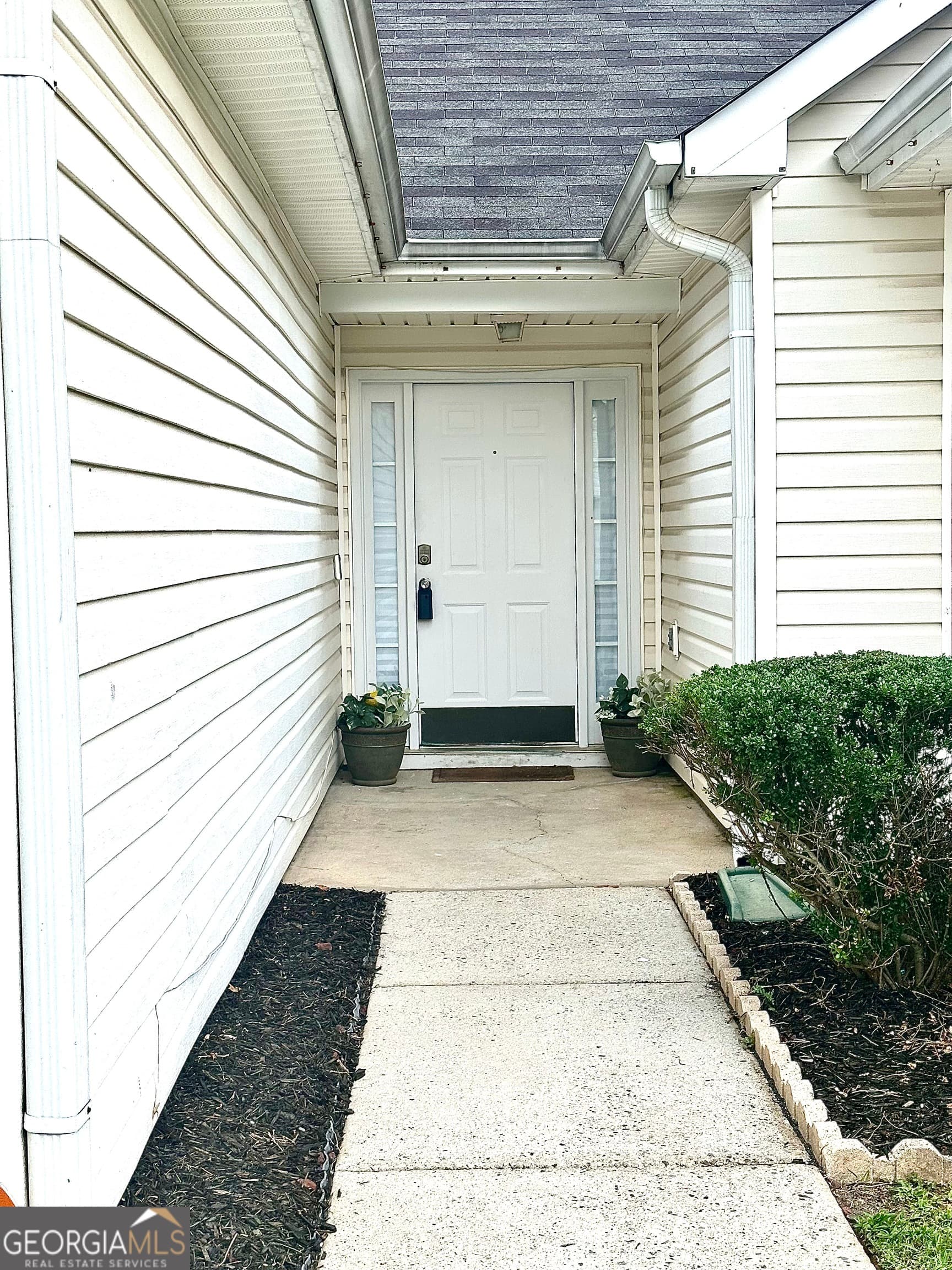 3 bedroom, 2 bathroom, 2,200 sq ft single family residence for rent at 1630 Isleworth Circle, Atlanta, GA 30349 for $2,150 a month — photo 2