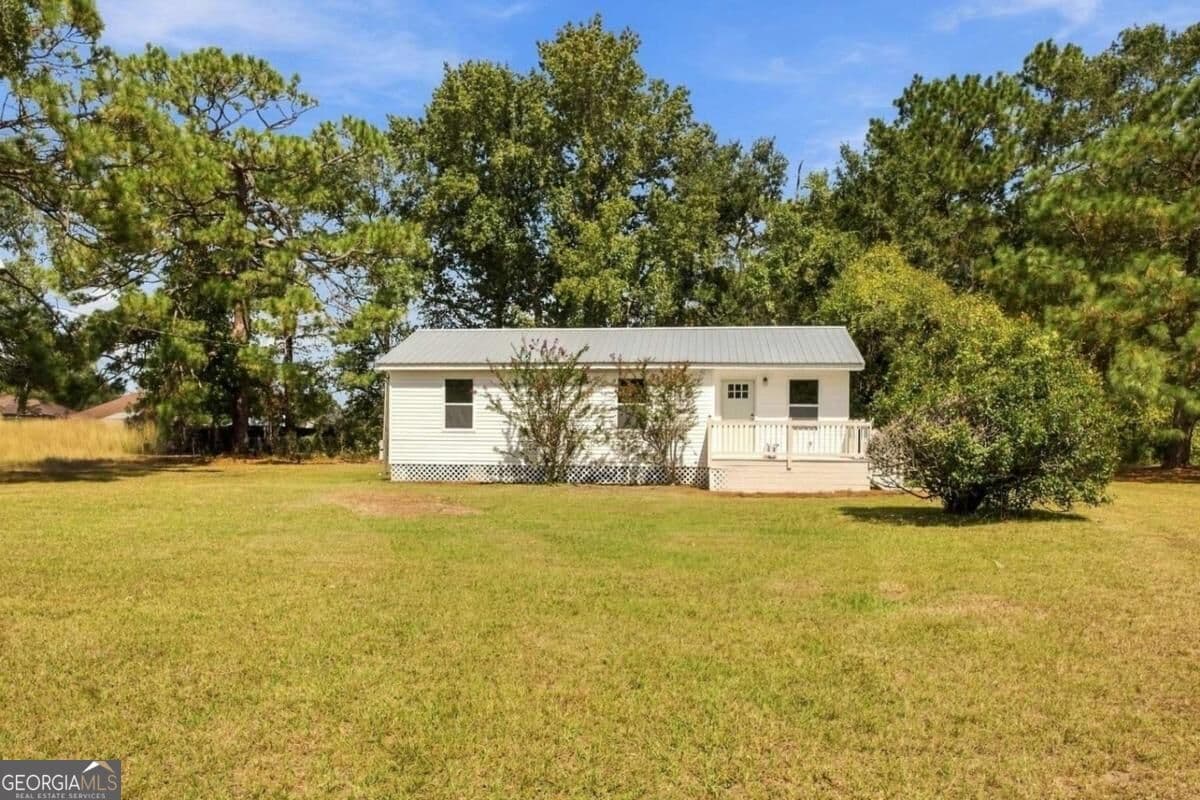 3 bedroom, 2 bathroom, 984 sq ft single family residence under contract at 2087 Shaw Road, Hinesville, GA 31313