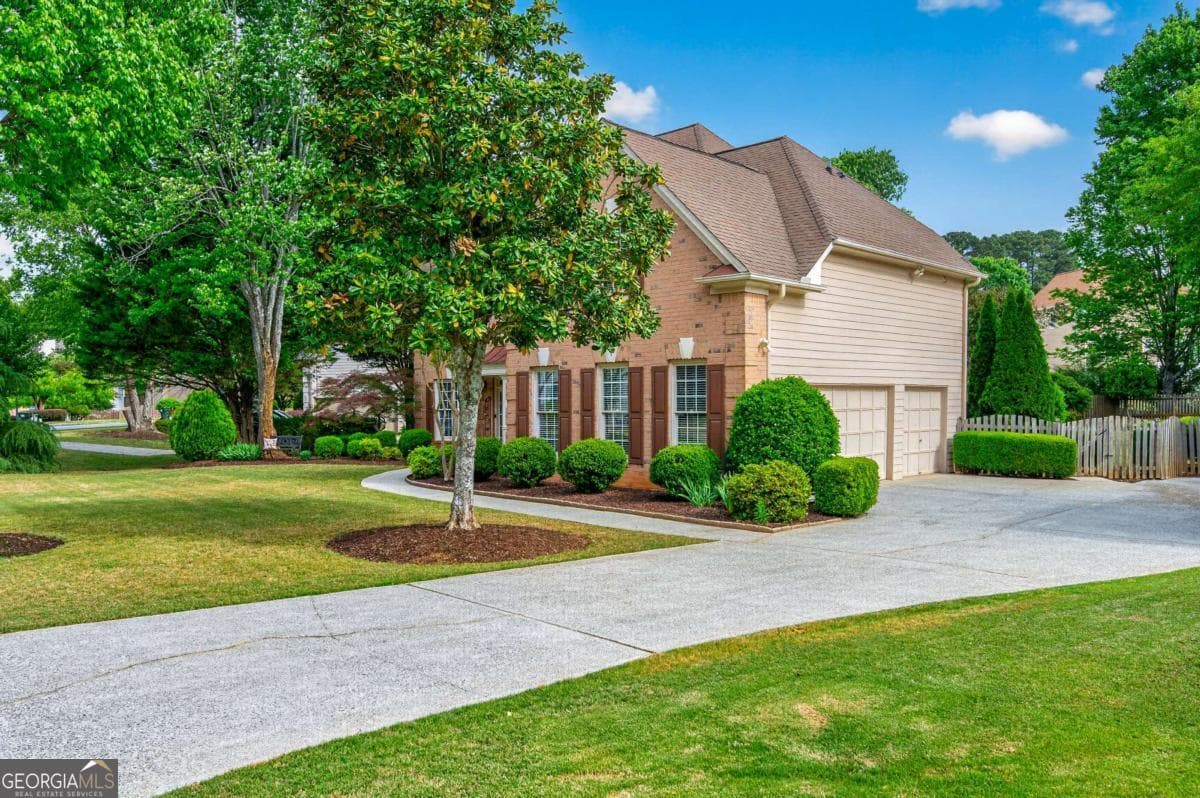 4 bedroom, 3 bathroom, 2,699 sq ft single family residence for sale at 920 Whitetail Court, Alpharetta, GA 30005 — photo 3