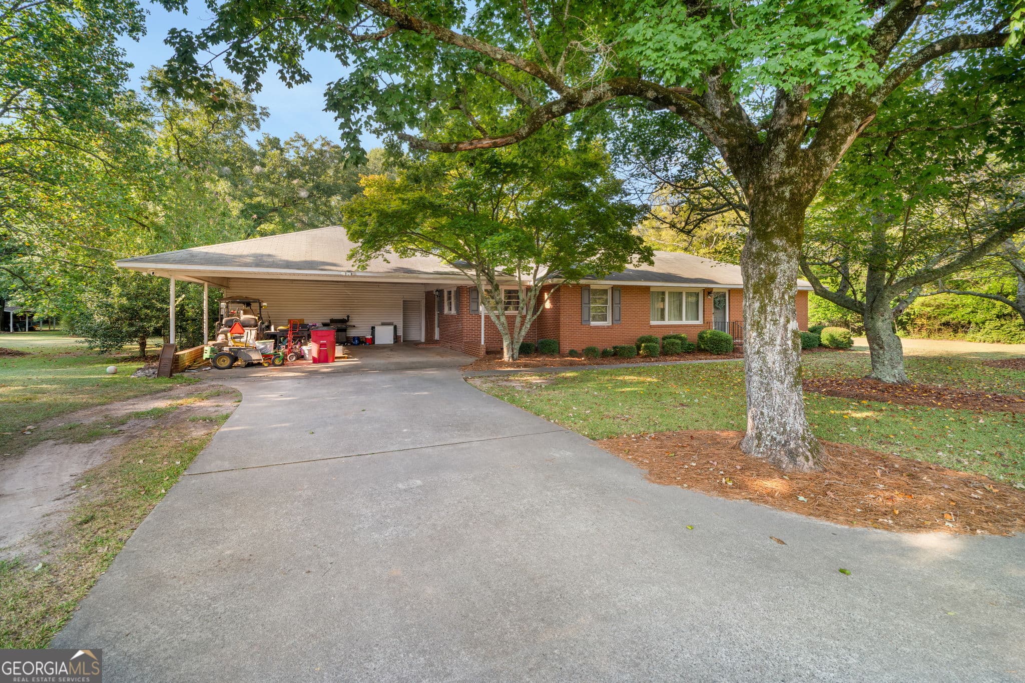 3 bedroom, 2.5 bathroom, 1,928 sq ft single family residence under contract at 813 W Church Street, Sandersville, GA 31082 — photo 3