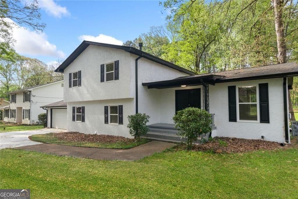 4 bedroom, 3 bathroom, 2,519 sq ft single family residence for sale at 4645 Dunwoody Club Drive, Dunwoody, GA 30350 — photo 3