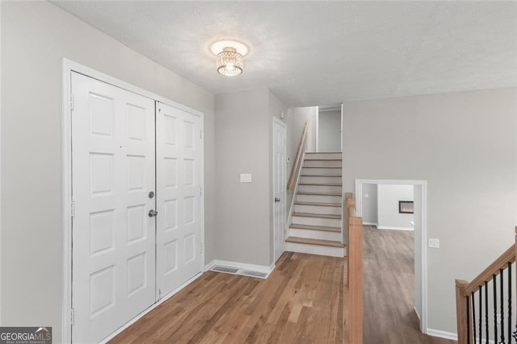 4 bedroom, 3 bathroom, 2,519 sq ft single family residence for sale at 4645 Dunwoody Club Drive, Dunwoody, GA 30350 — photo 9