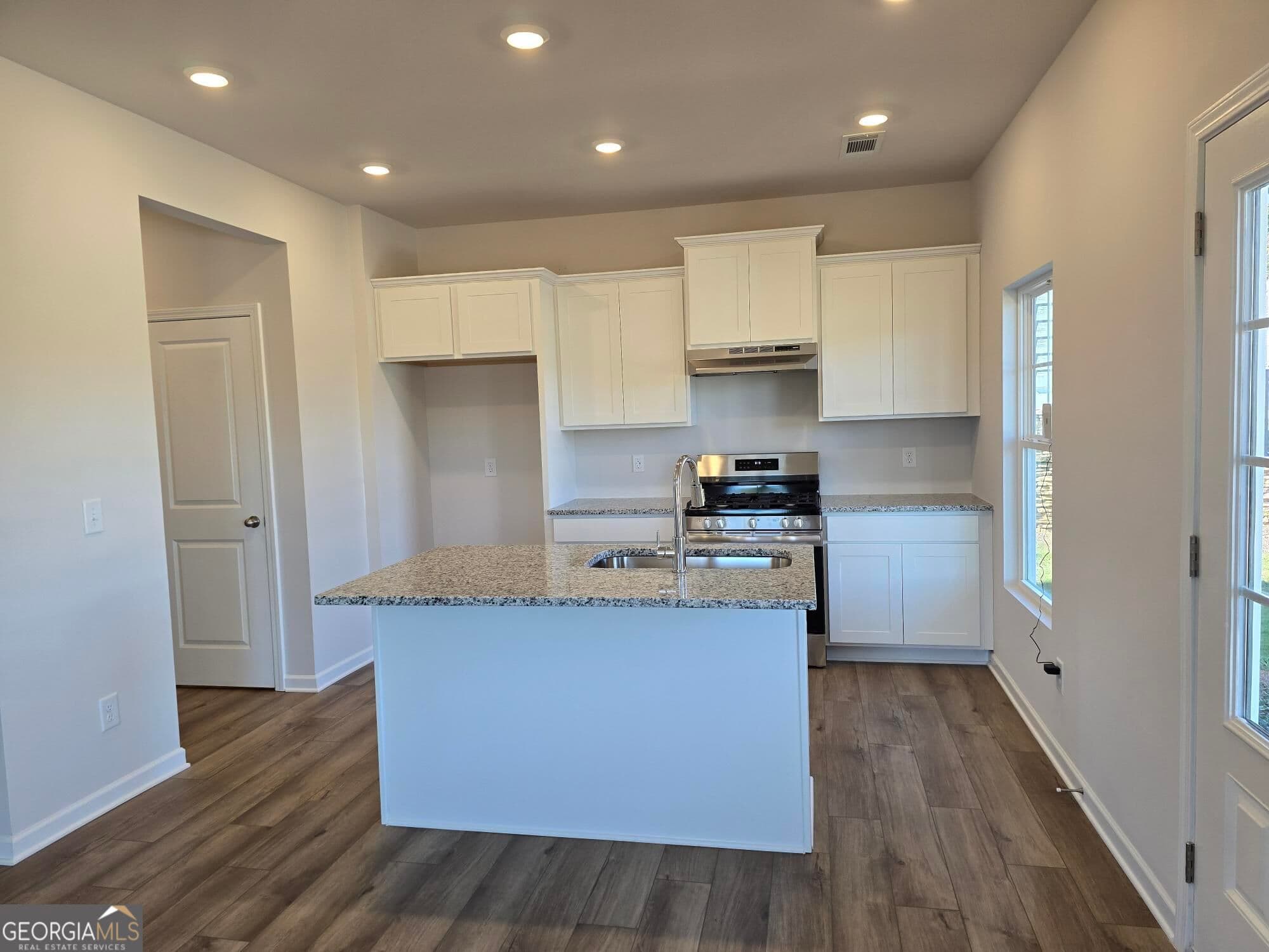 3 bedroom, 2.5 bathroom, 1,937 sq ft single family residence for sale at 5226 Trace View Drive, Flowery Branch, GA 30542 — photo 3
