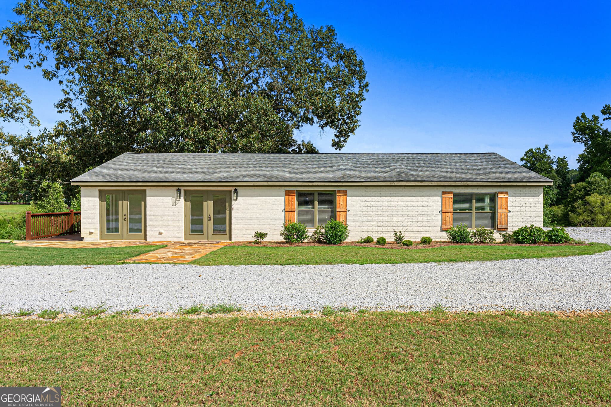 4 bedroom, 4 bathroom, 2,298 sq ft single family residence for sale at 1 Legacy Lane, Hartwell, GA 30643 — photo 2