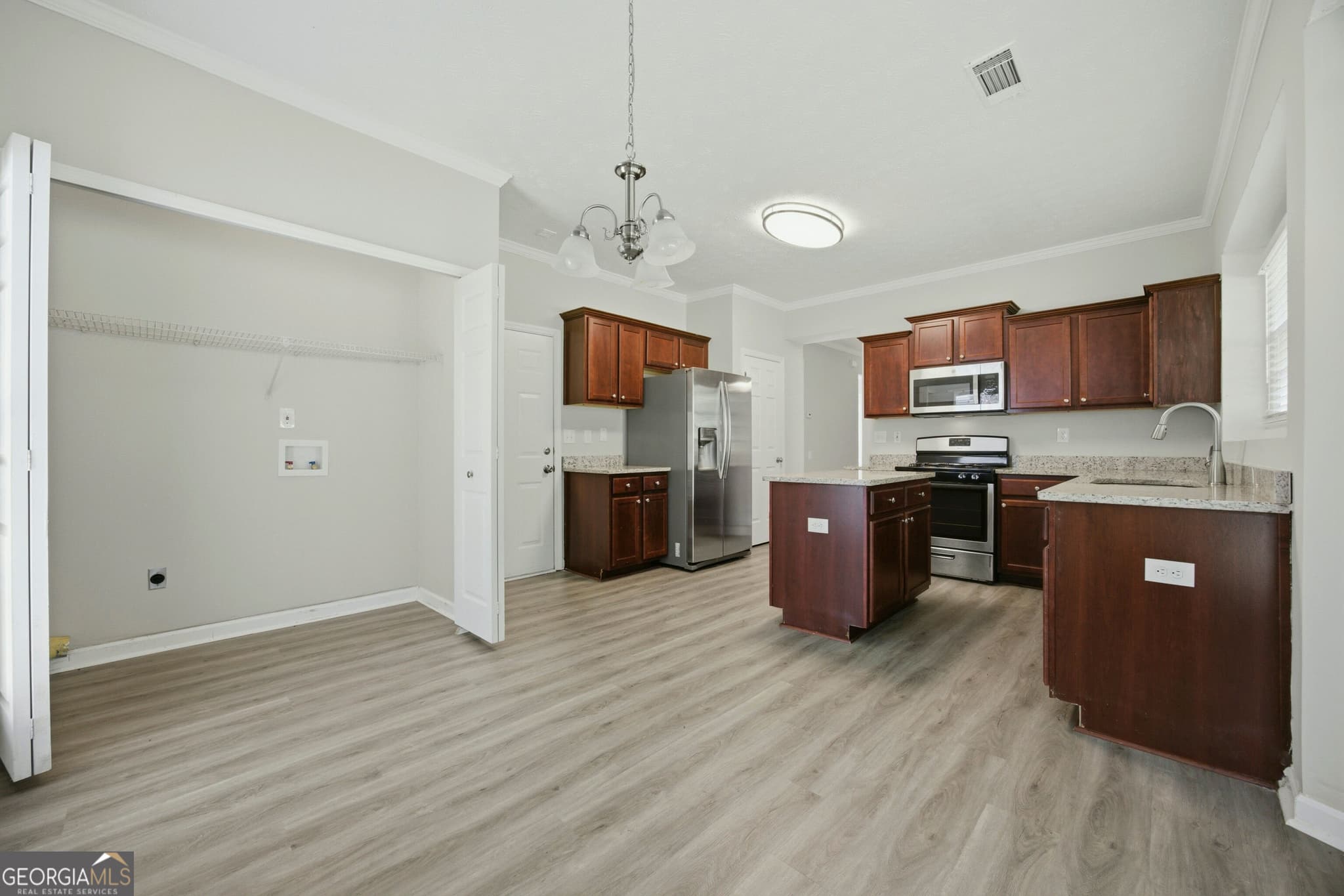 3 bedroom, 2.5 bathroom, 2,890 sq ft single family residence for sale at 10010 Feather Sound Court, Alpharetta, GA 30022 — photo 6