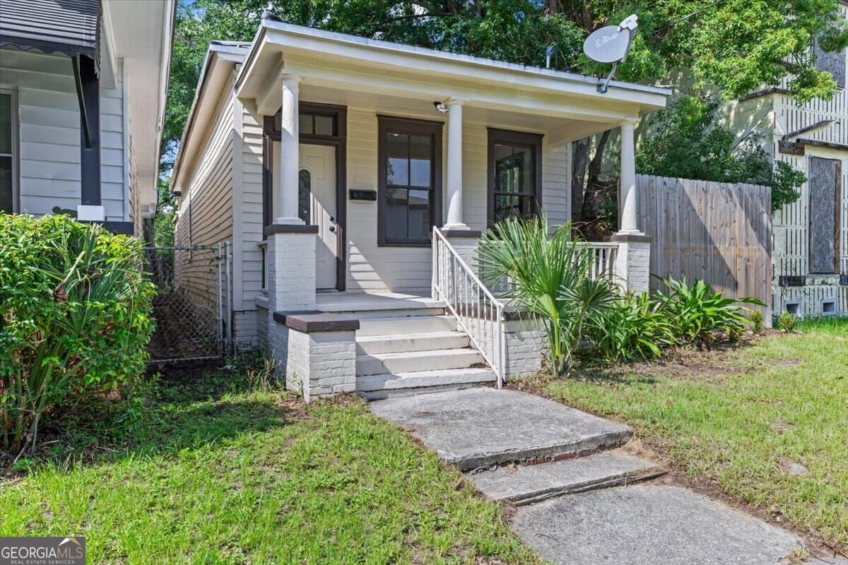 3 bedroom, 2 bathroom, 1,140 sq ft single family residence for sale at 604 W 40Th Street, Savannah, GA 31415 — photo 3