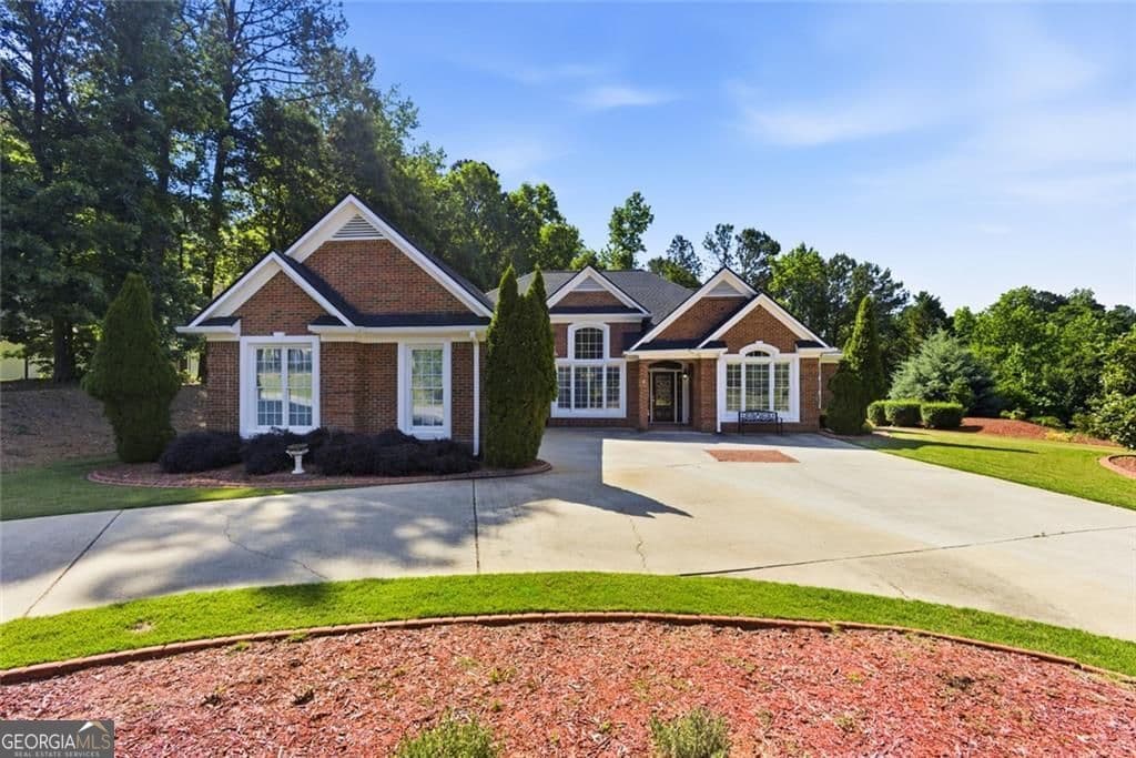 4 bedroom, 3 bathroom, 2,713 sq ft single family residence for sale at 1000 Laddington Lane, Peachtree City, GA 30269 — photo 2