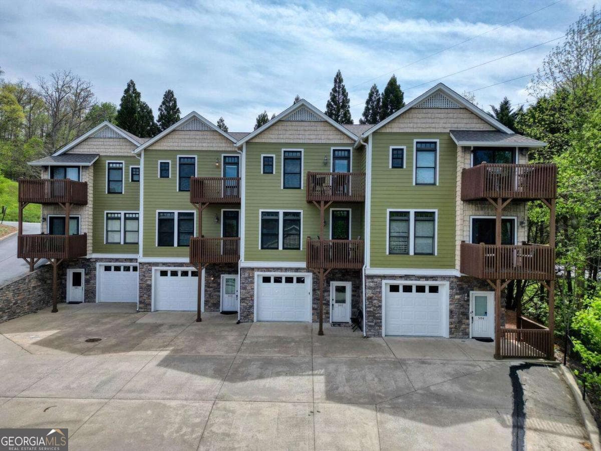 3 bedroom, 2.5 bathroom, 1,600 sq ft condominium for sale at 1401 Lakeside Road 502, Hiawassee, GA 30546 — photo 1 of 46