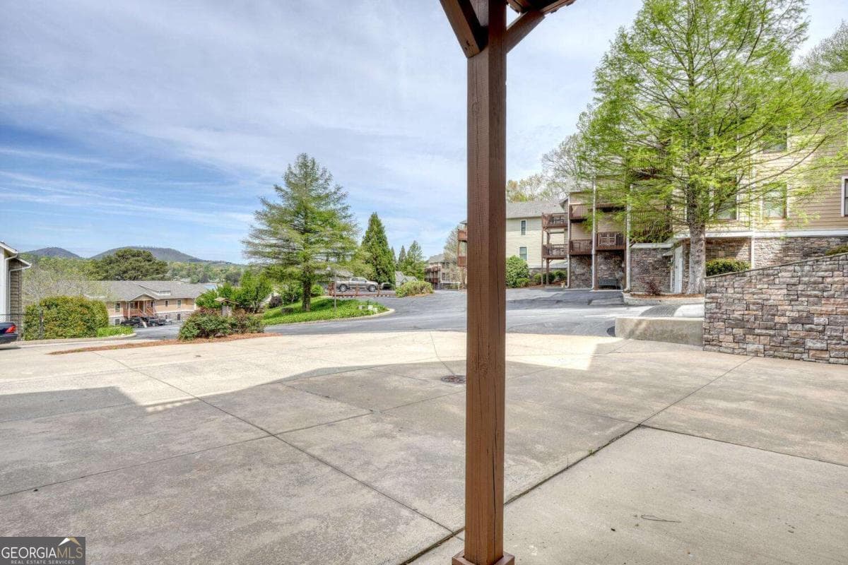 3 bedroom, 2.5 bathroom, 1,600 sq ft condominium for sale at 1401 Lakeside Road 502, Hiawassee, GA 30546 — photo 9