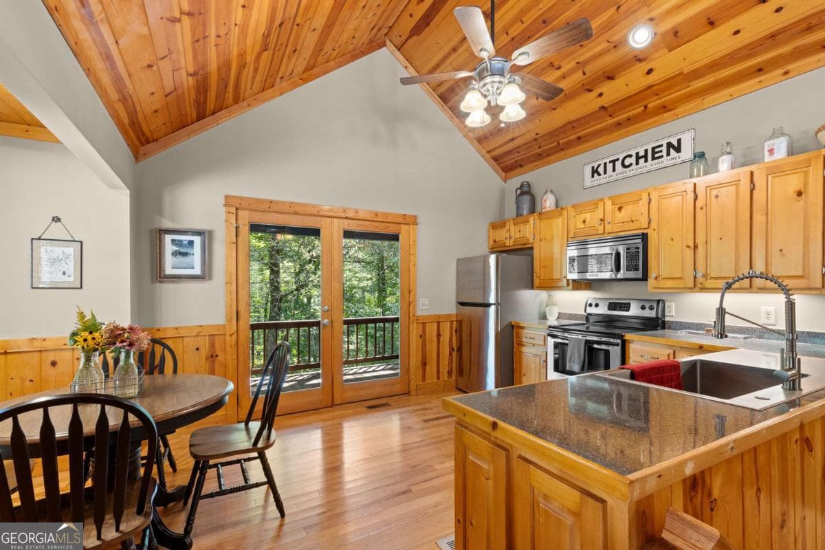 3 bedroom, 2.5 bathroom, 1,501 sq ft cabin,single family residence for sale at 224 Dragon Tree Lane, Lakemont, GA 30552 — photo 10