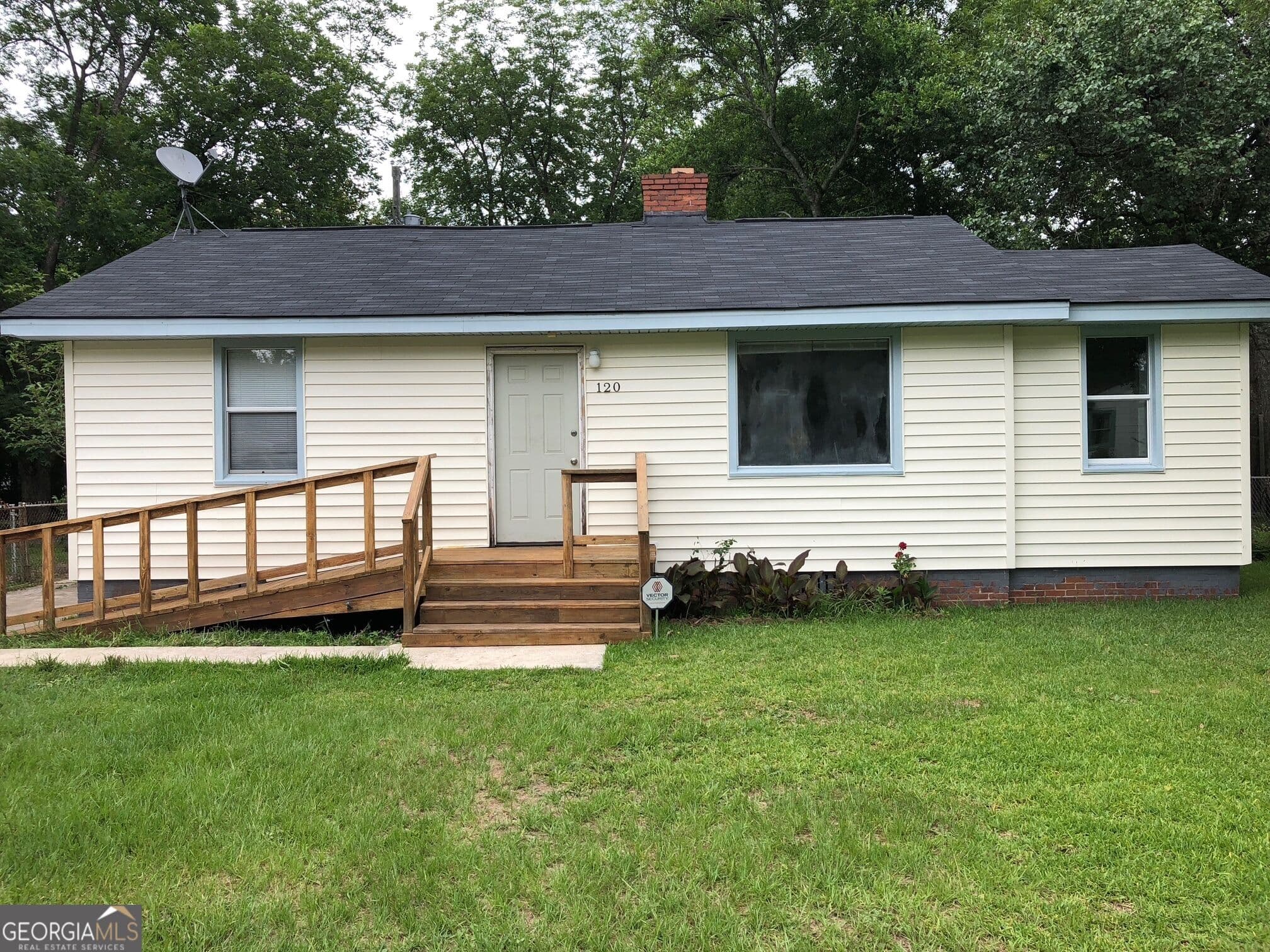 3 bedroom, 1 bathroom, 1,040 sq ft single family residence for sale at 120 Meadowdale Drive, Warner Robins, GA 31088 — photo 1 of 14